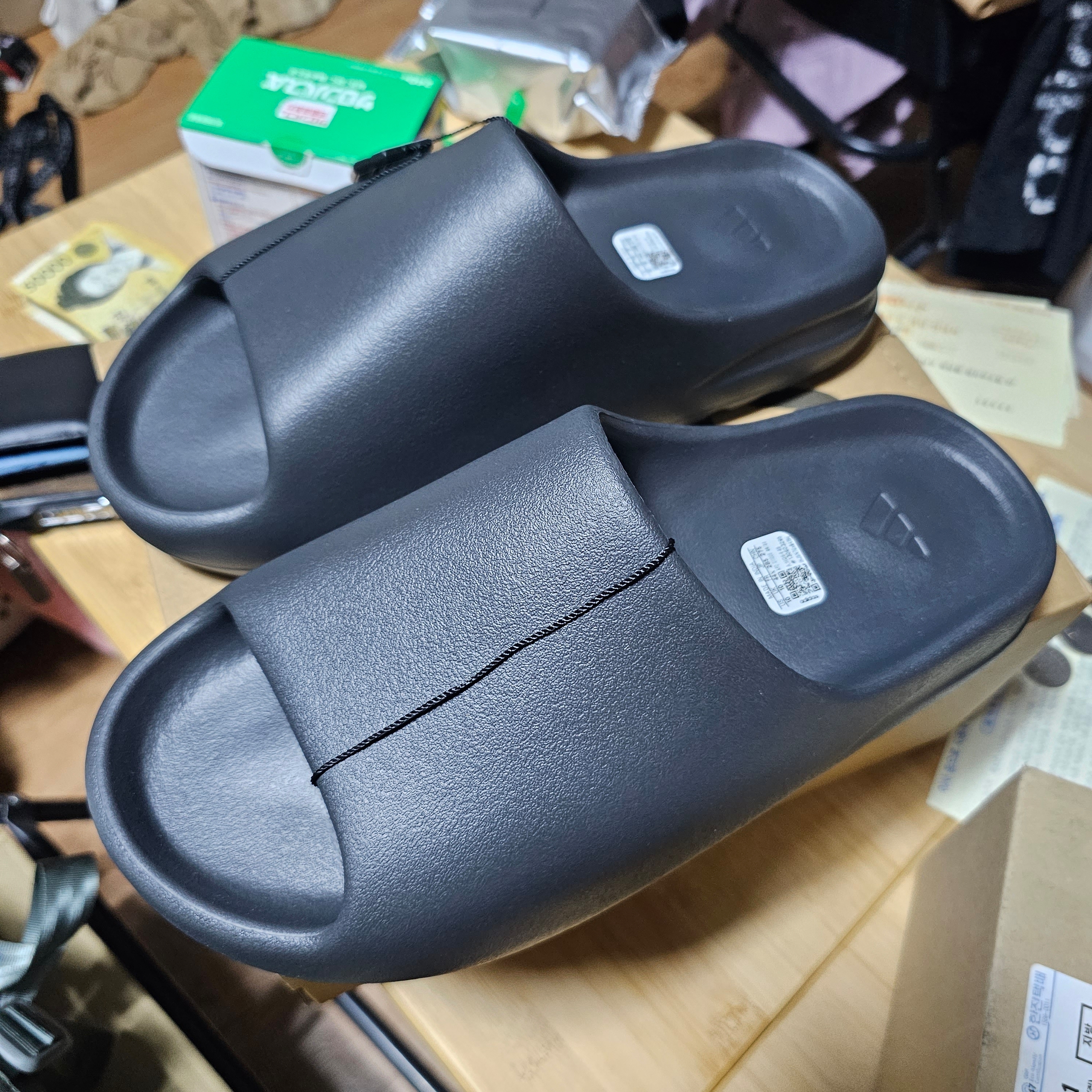 Adidas Yeezy Slide Onyx 착용 스타일