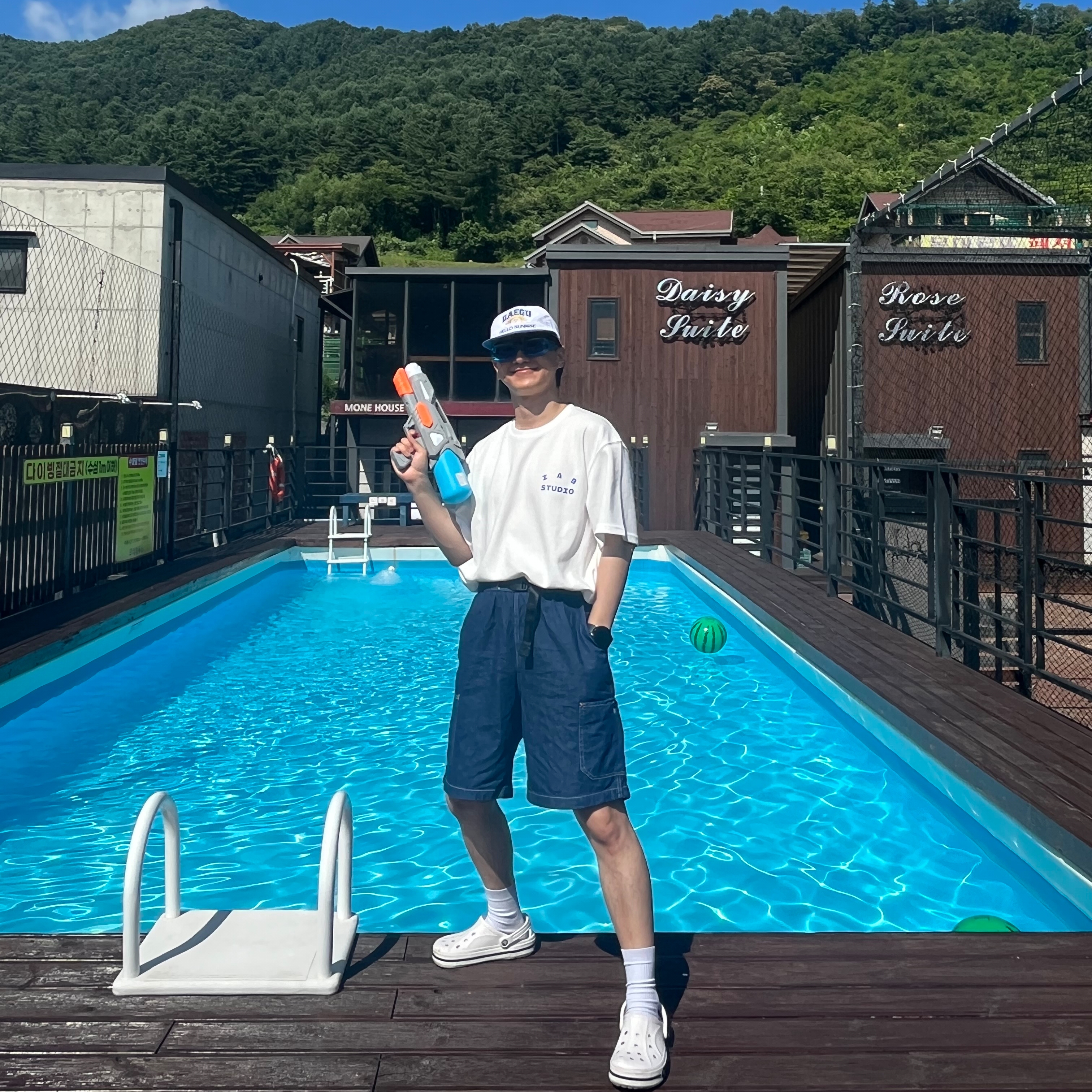 IAB Studio 10th Anniversary T-Shirt White 착용 스타일