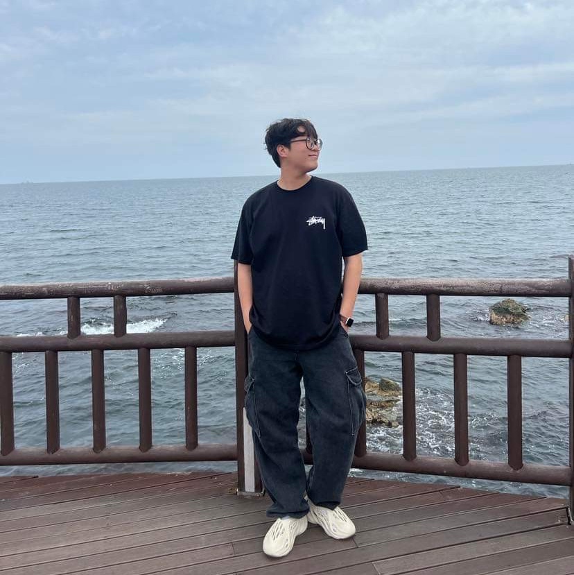 Adidas Yeezy Foam RNNR Sand, Stussy Basic Stussy T-Shirt Black 2023 착용 스타일 - 2