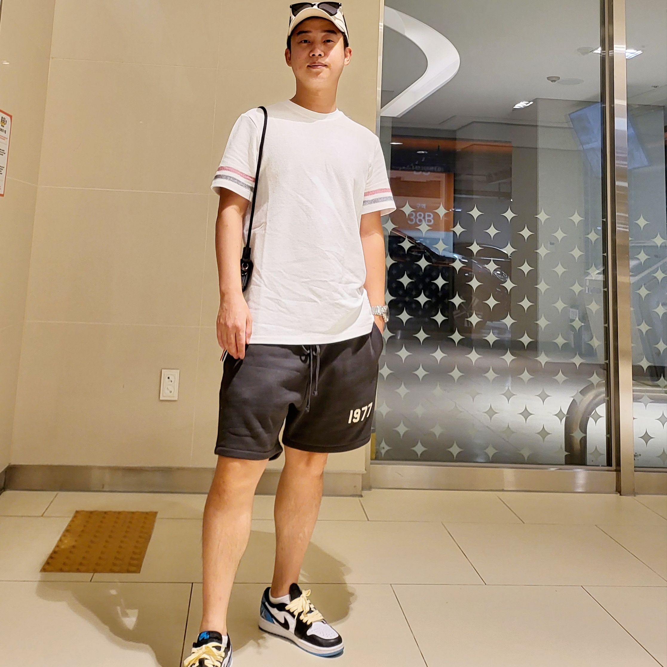 Essentials 1977 Shorts Iron - 22SS, Jordan 1 Retro Low OG Black and Dark Powder Blue 착용 스타일