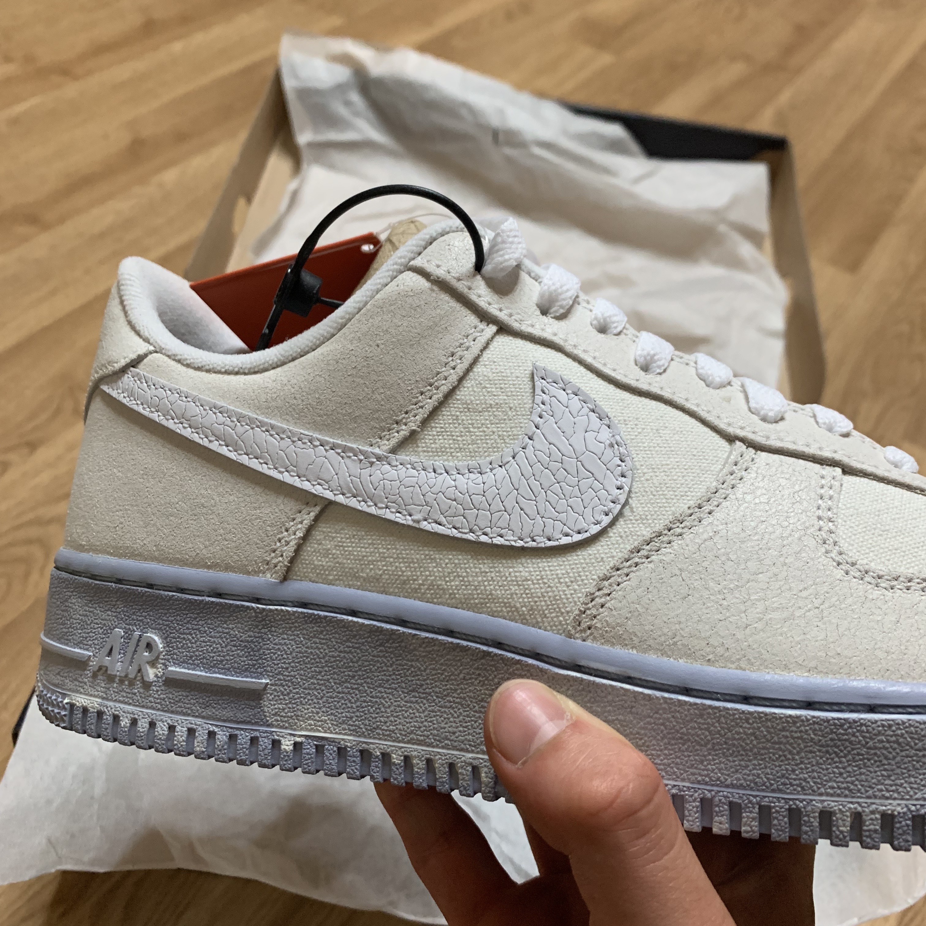 Nike Air Force 1 '07 LV8 EMB Summit White Blue Whisper 착용 스타일 - 2