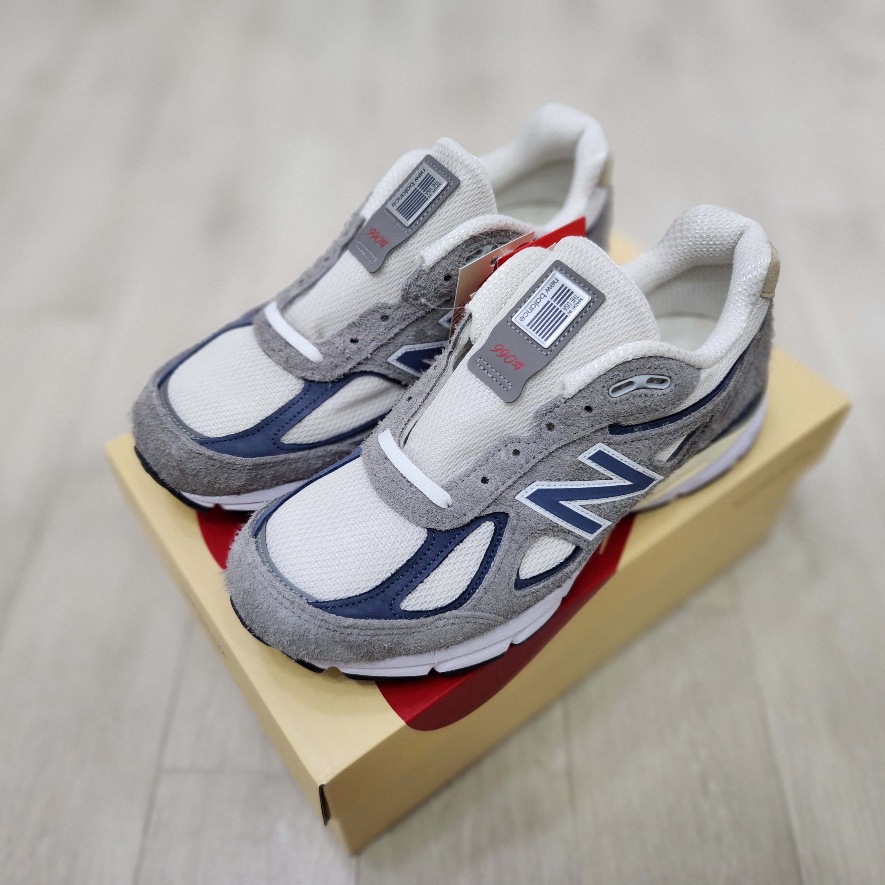 New Balance 990v4 Made in USA Gray Suede 착용 스타일 - 2