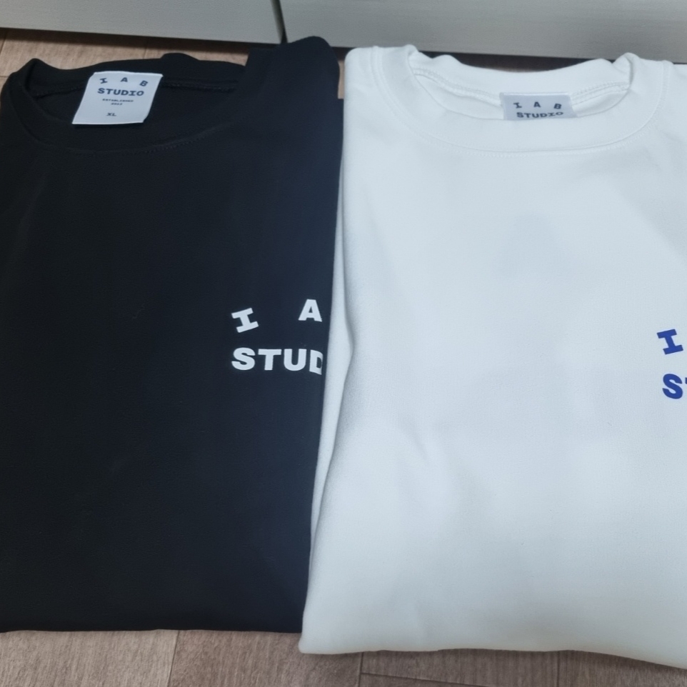 IAB Studio 10th Anniversary T-Shirts Pack White & Black (2 Pack) 착용 스타일