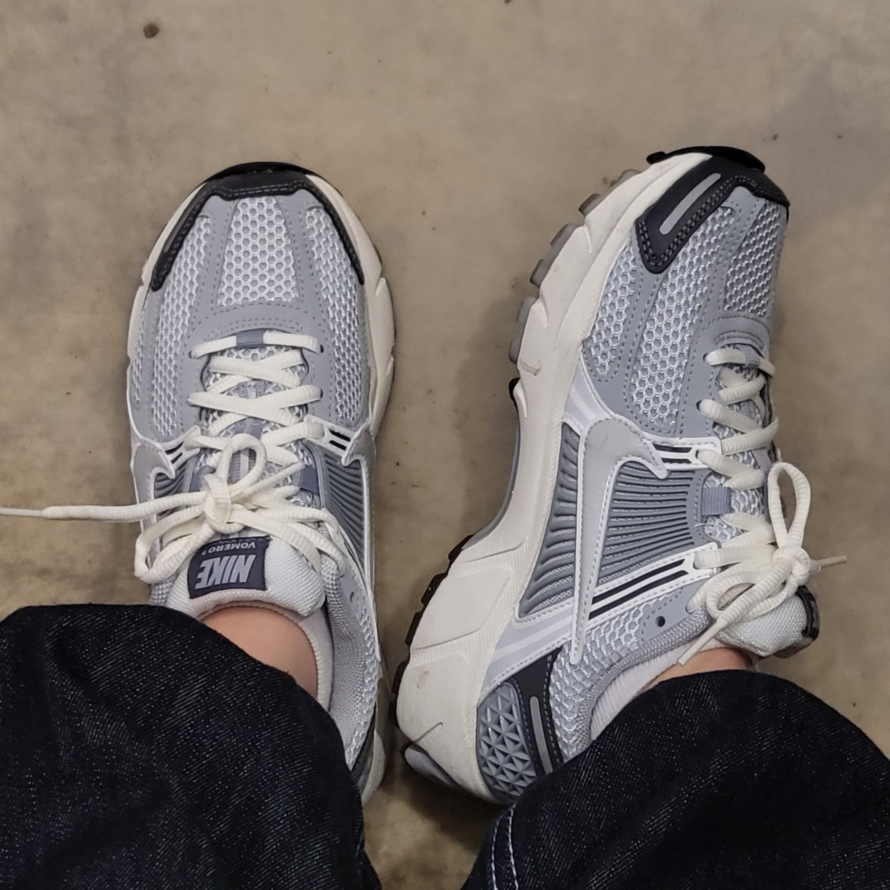 (W) Nike Zoom Vomero 5 Pure Platinum Metallic Silver 착용 스타일