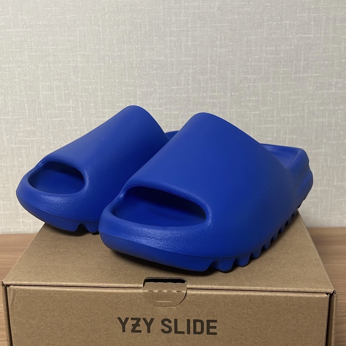 Adidas Yeezy Slide Azure 착용 스타일