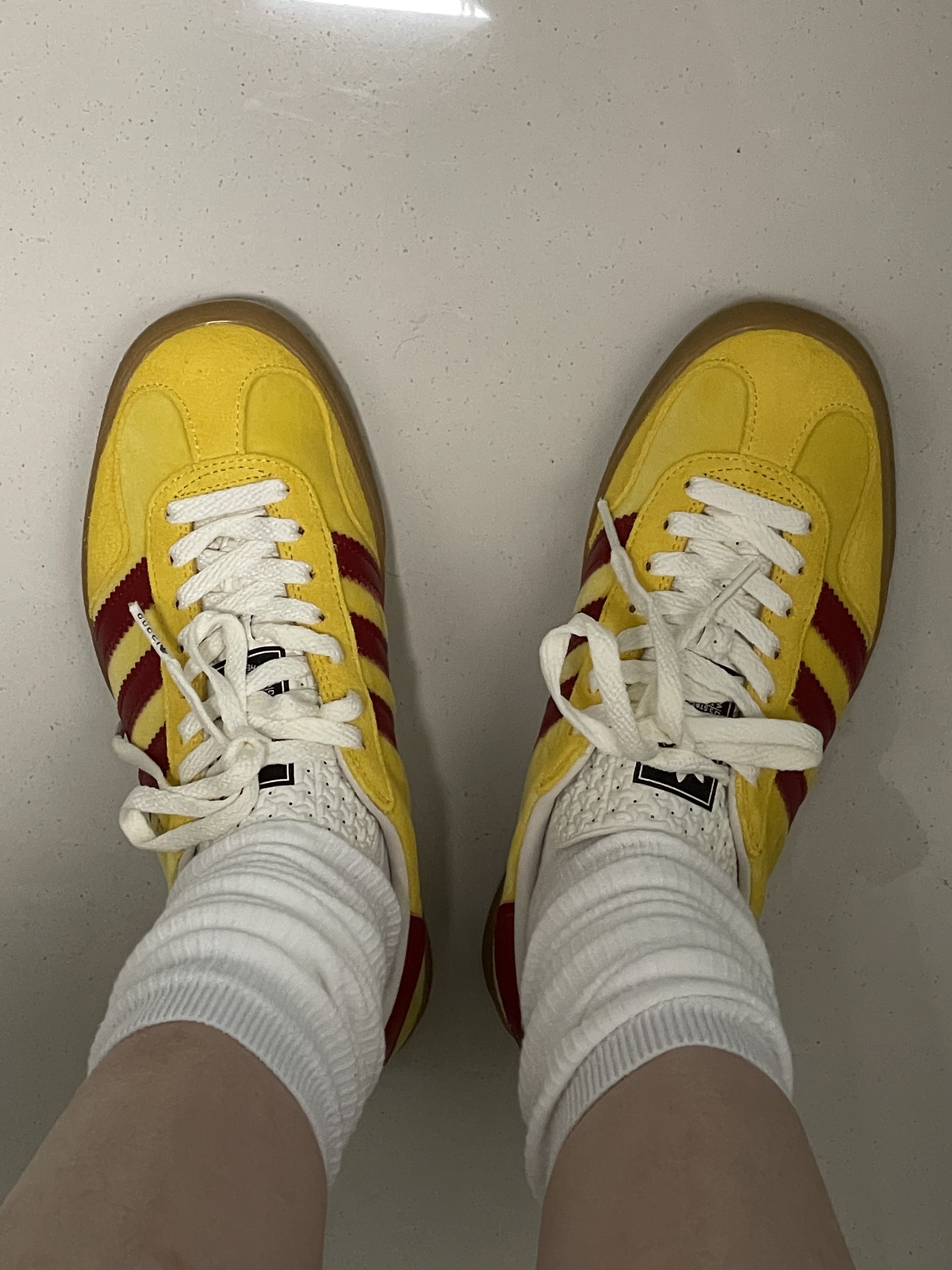 (W) Gucci x Adidas Gazelle Sneakers Yellow White, Gucci x Adidas Gazelle Sneakers Yellow White 착용 스타일 - 3
