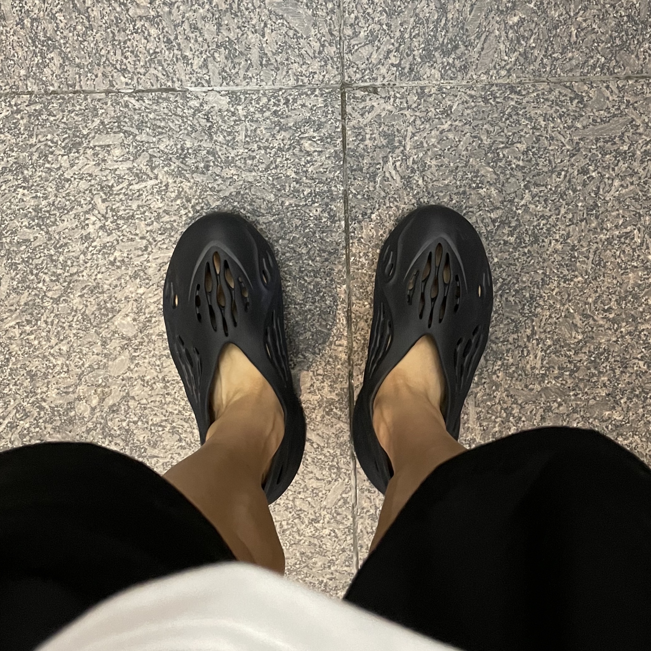 Adidas Yeezy Foam RNNR Mineral Blue 착용 스타일