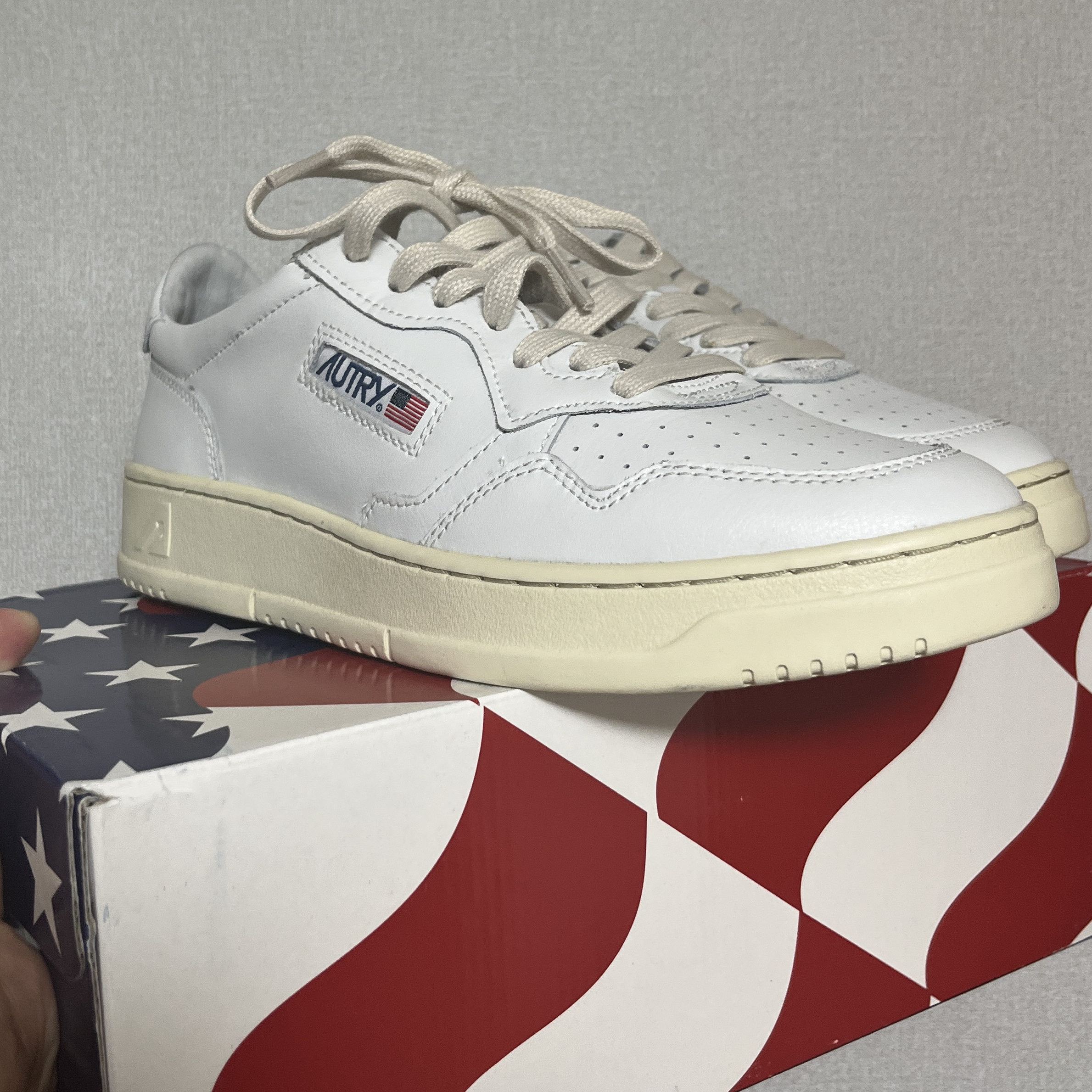 Autry Medalist Low Leather Sneakers White 착용 스타일