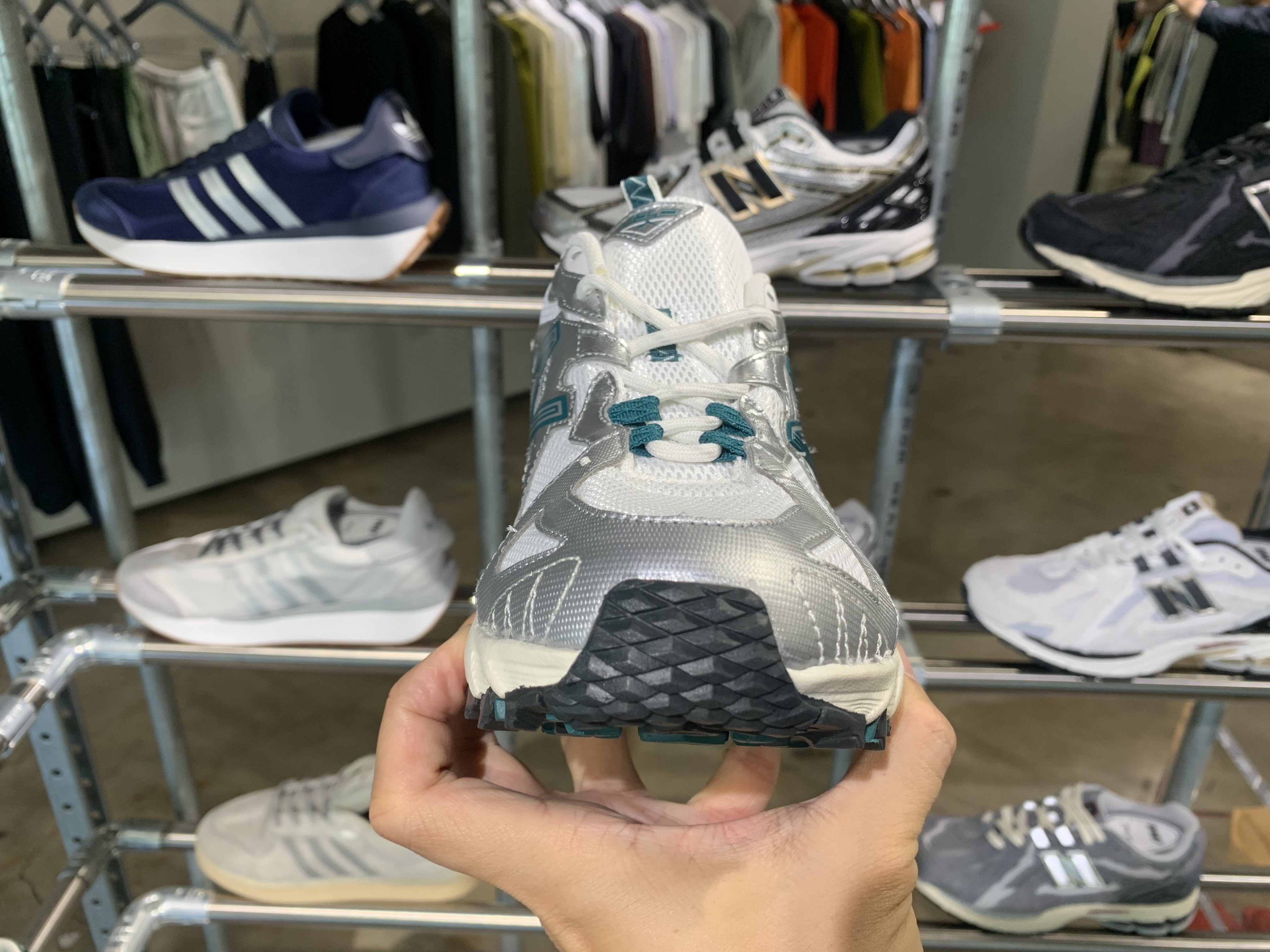 New Balance ML610T Metallic Silver - D Standard 착용 스타일 - 3