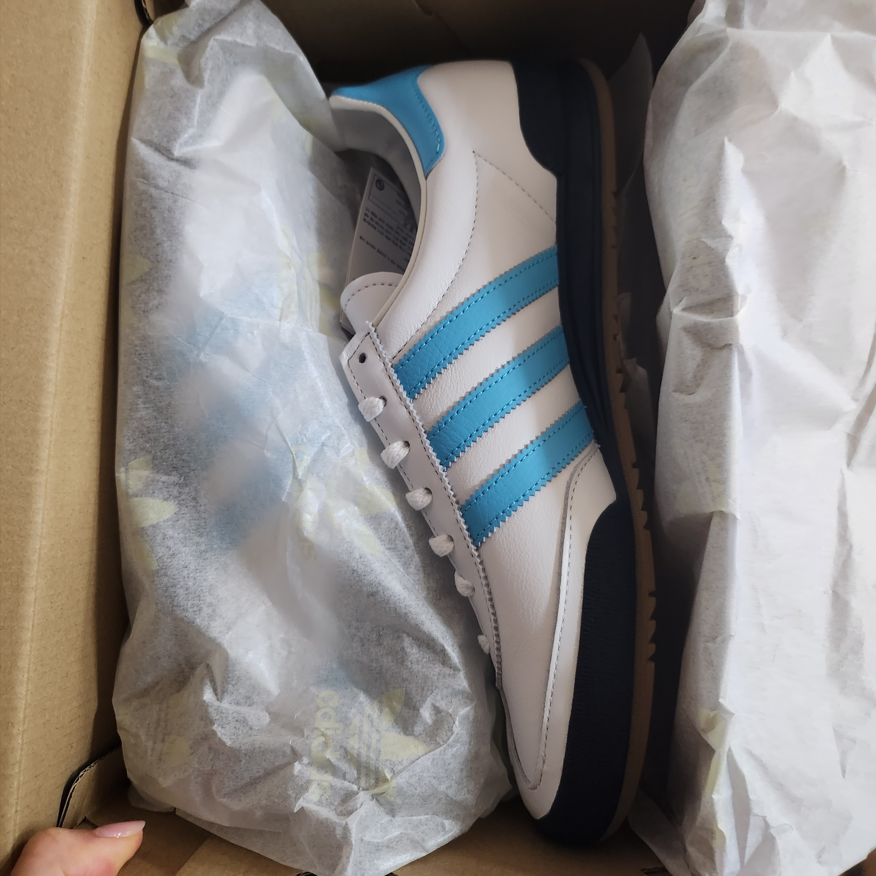 Adidas Jeans Chalk White Sand Strata, Adidas Jeans Mint Ton Victory Blue 착용 스타일