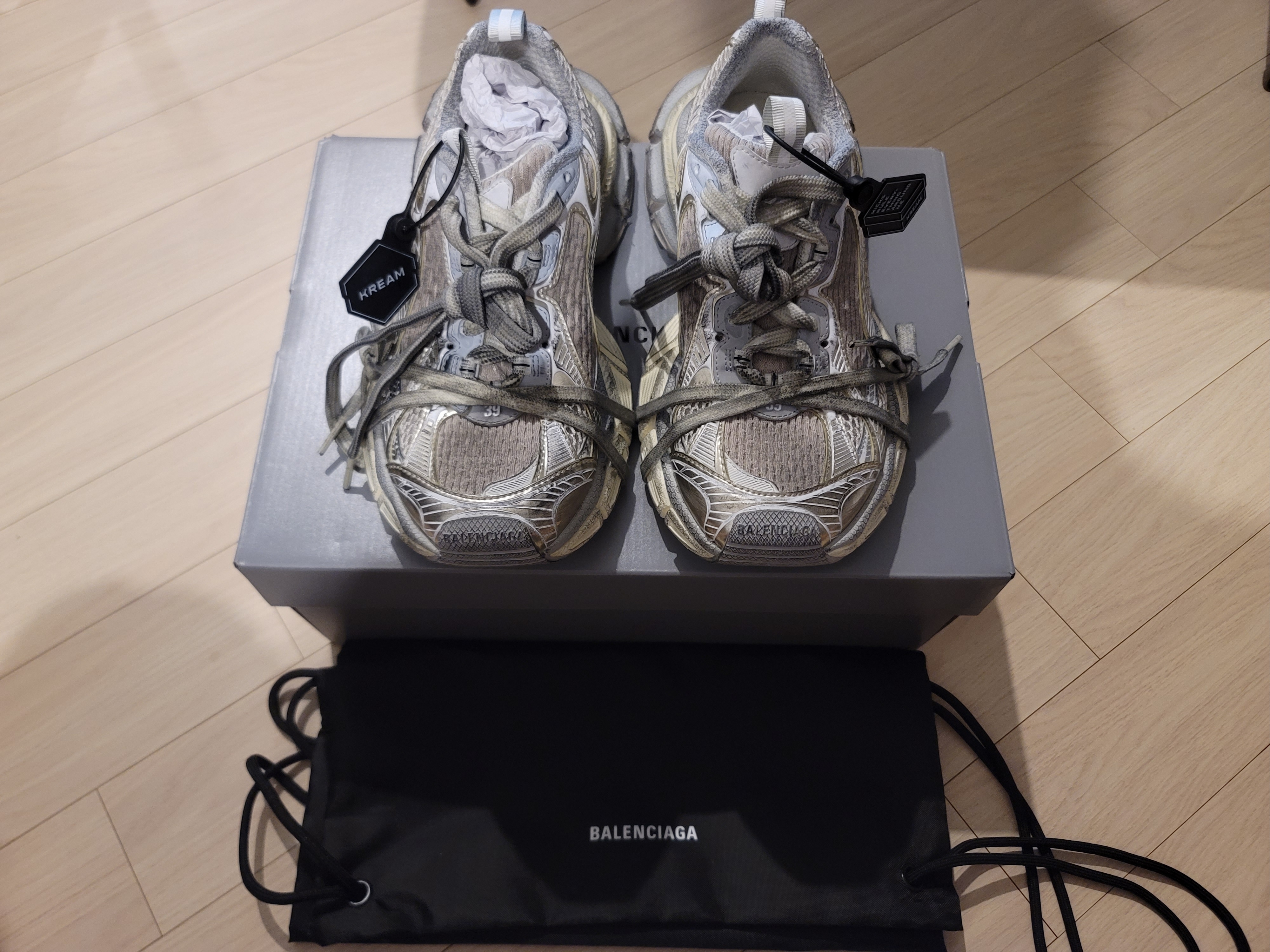 (W) Balenciaga 3XL Sneakers Light Beige 착용 스타일