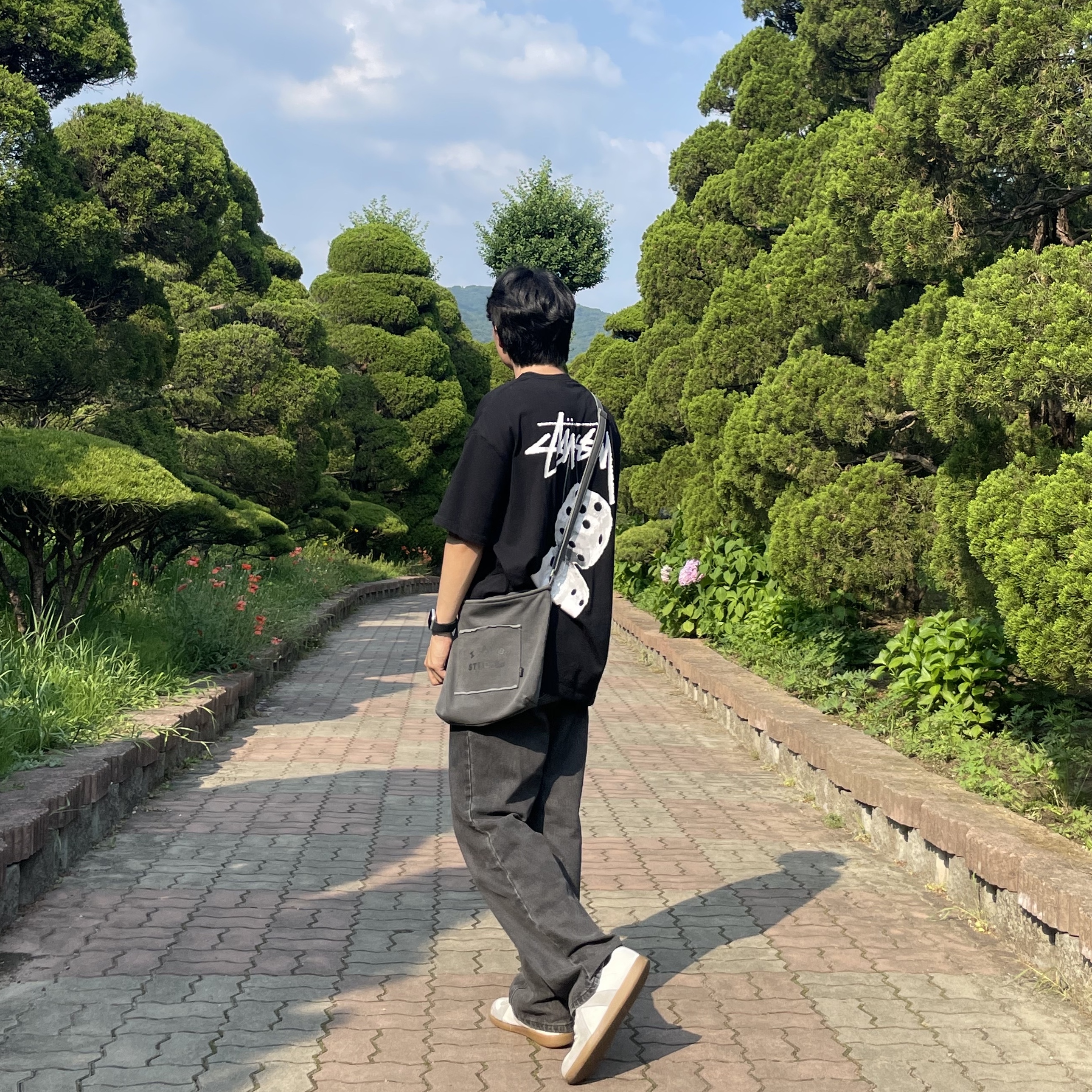 Stussy Fuzzy Dice T-Shirt Black, IAB Studio Pigment Sweatshirt & Mini Bag Black 착용 스타일