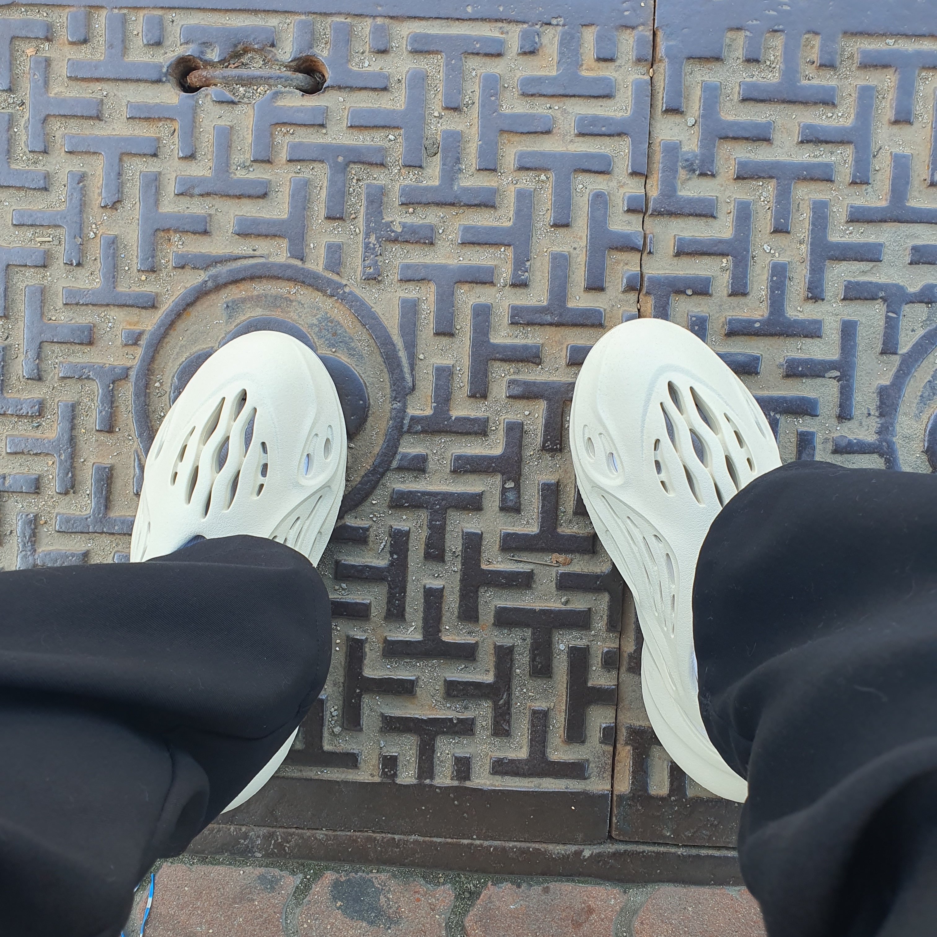 Adidas Yeezy Foam RNNR Sand 착용 스타일