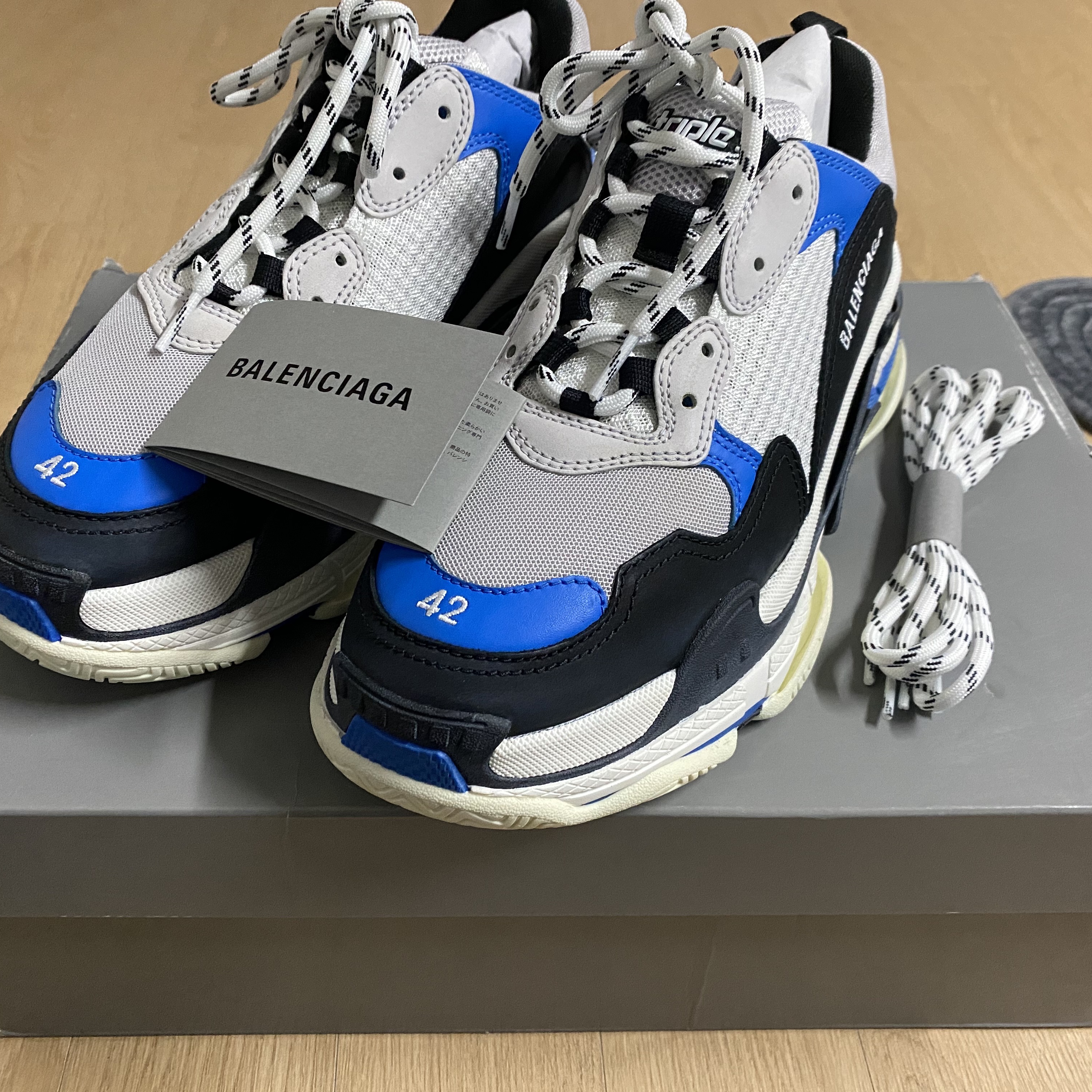 Balenciaga Triple S Sneakers White Black Blue 2019 착용 스타일 - 1