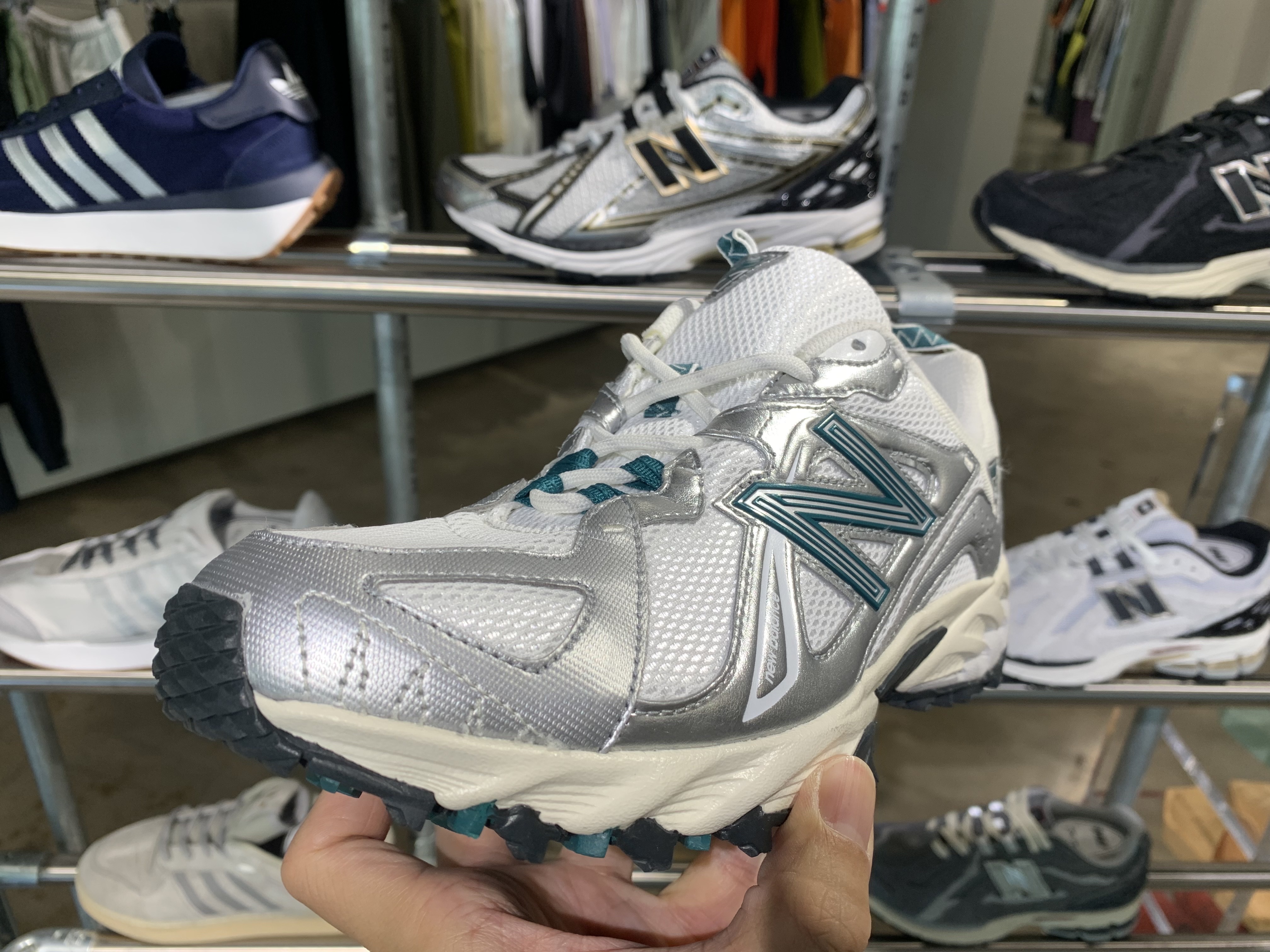New Balance ML610T Metallic Silver - D Standard 착용 스타일 - 2