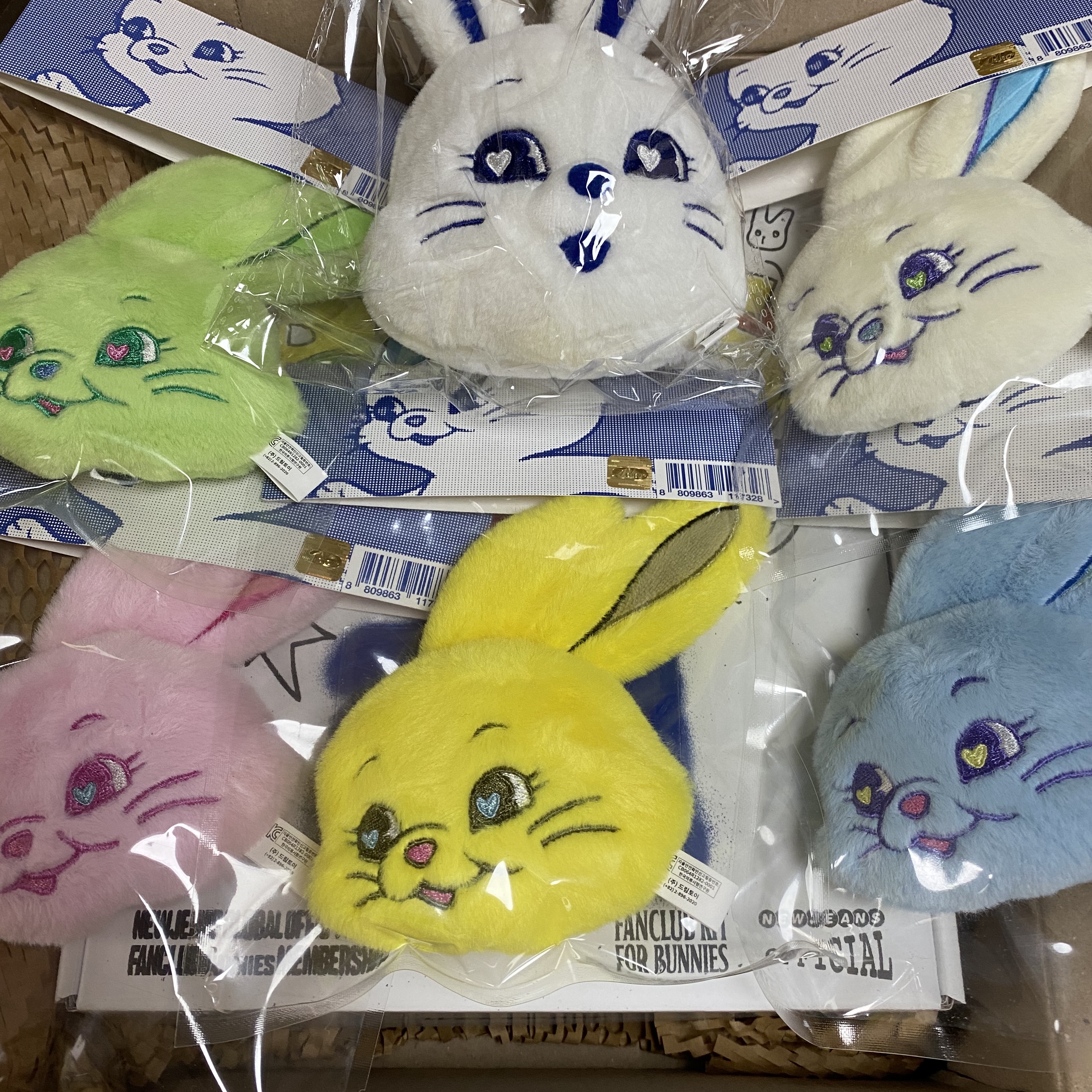 NewJeans Tokki Merchandise Fluffy Keyring White 착용 스타일