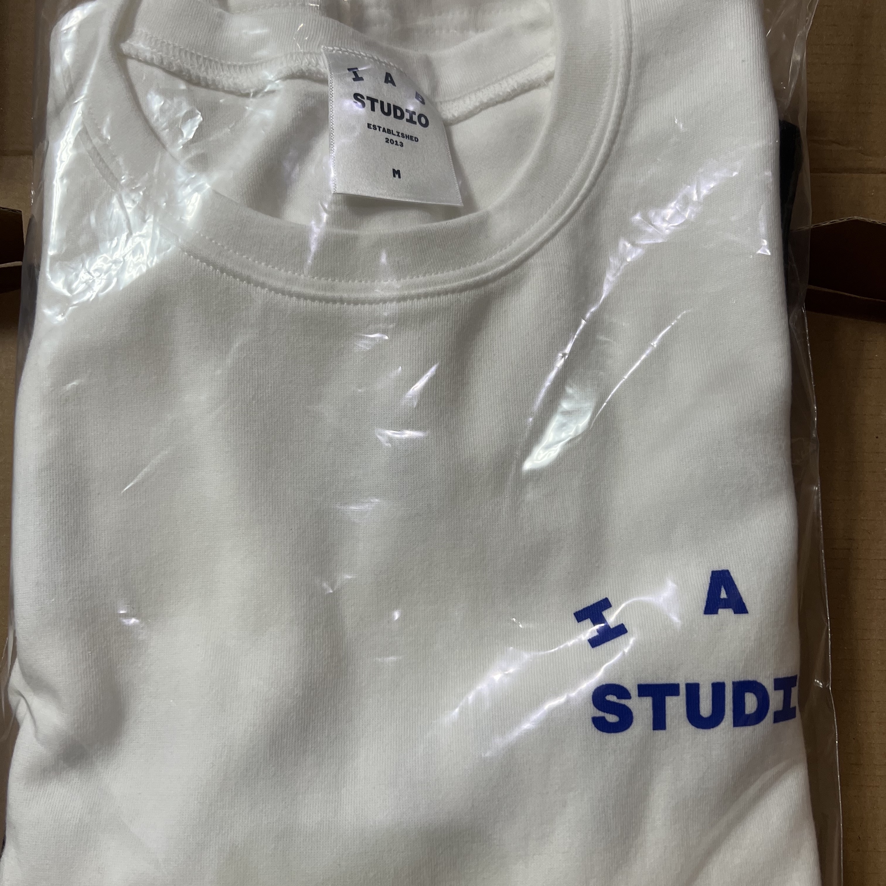 IAB Studio 10th Anniversary T-Shirts Pack White & Black (2 Pack) 착용 스타일