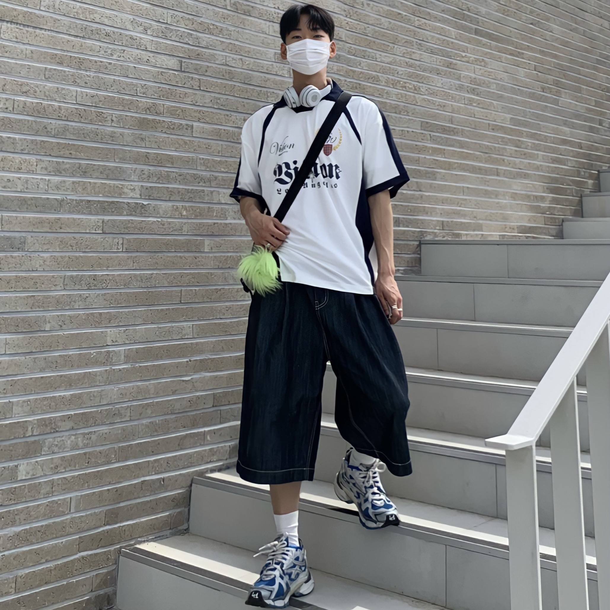 Balenciaga Runner Sneakers Blue White 착용 스타일 - 5