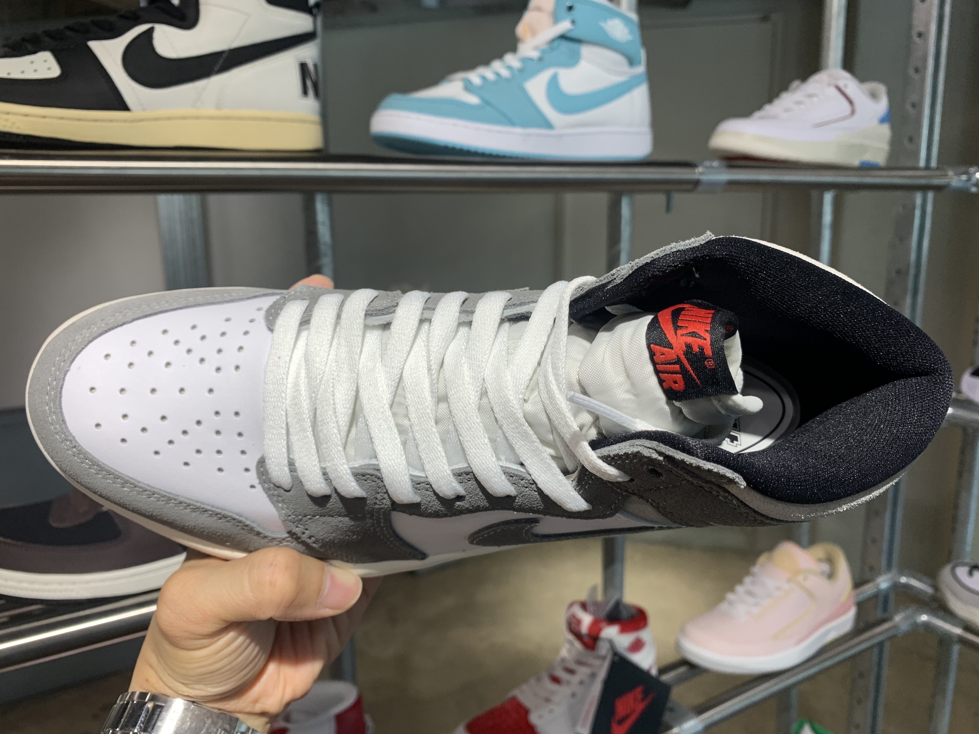 Jordan 1 Retro High OG Black and Smoke Grey 착용 스타일 - 3