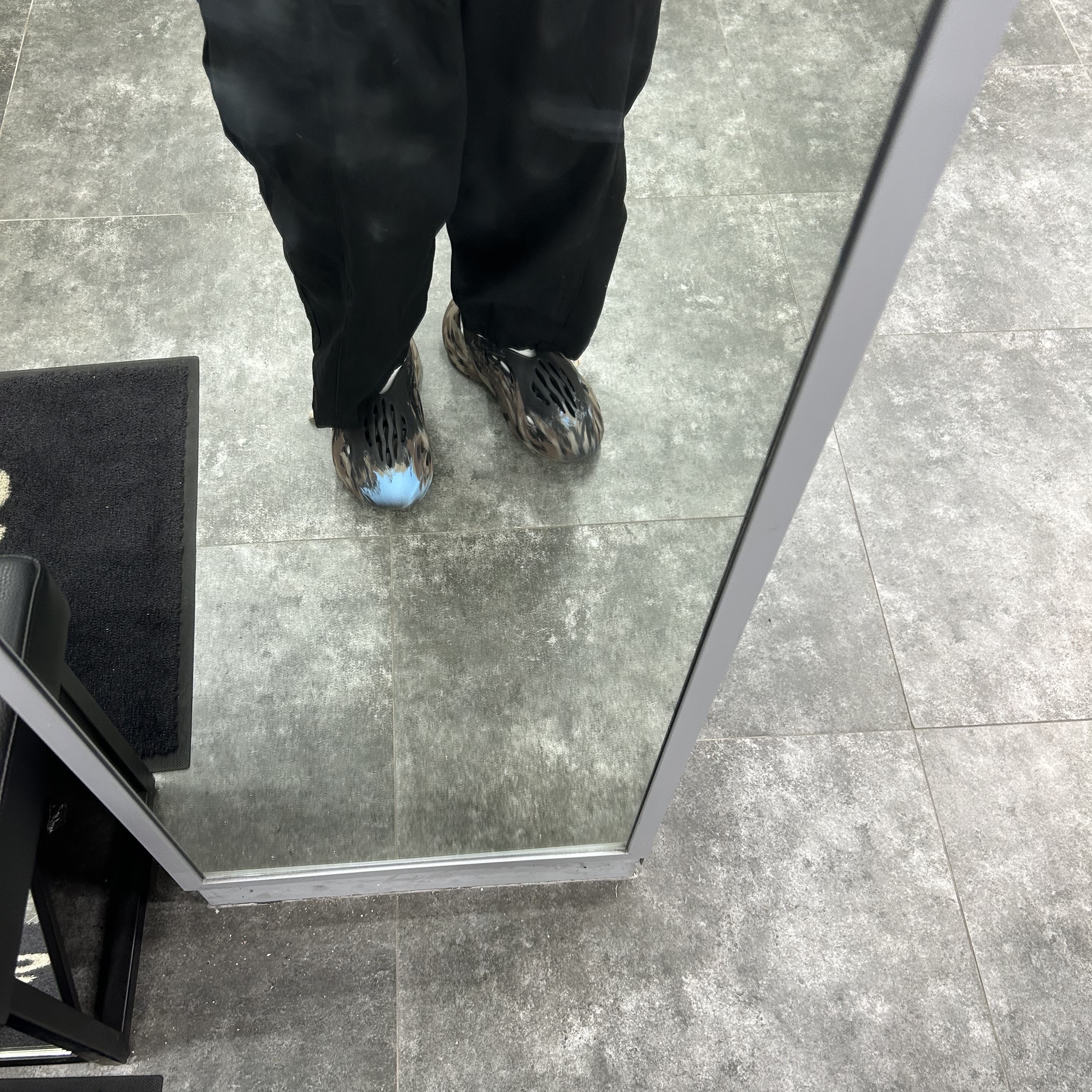 Adidas Yeezy Foam RNNR MX Cinder 착용 스타일