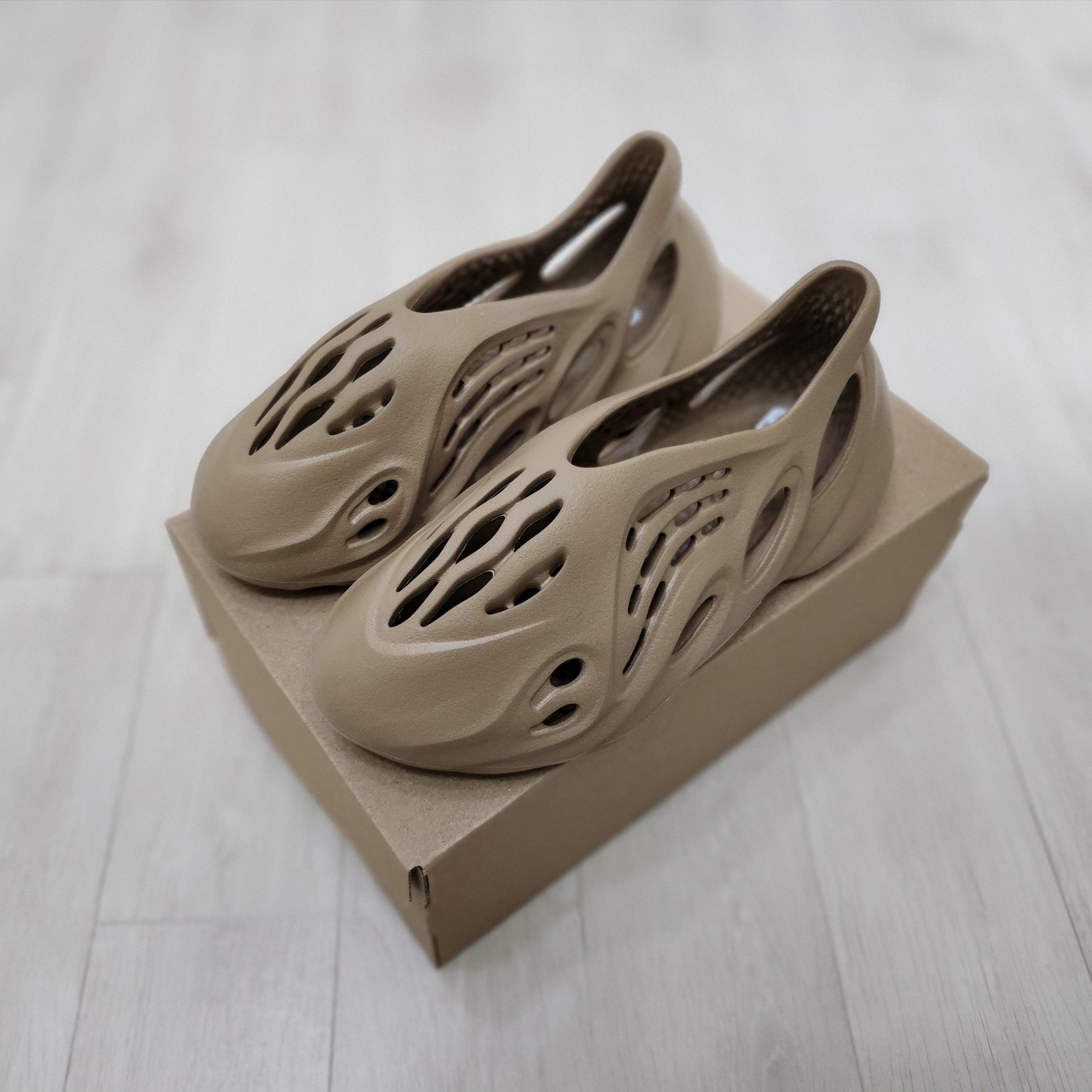 Adidas Yeezy Foam RNNR Clay Taupe 착용 스타일 - 2