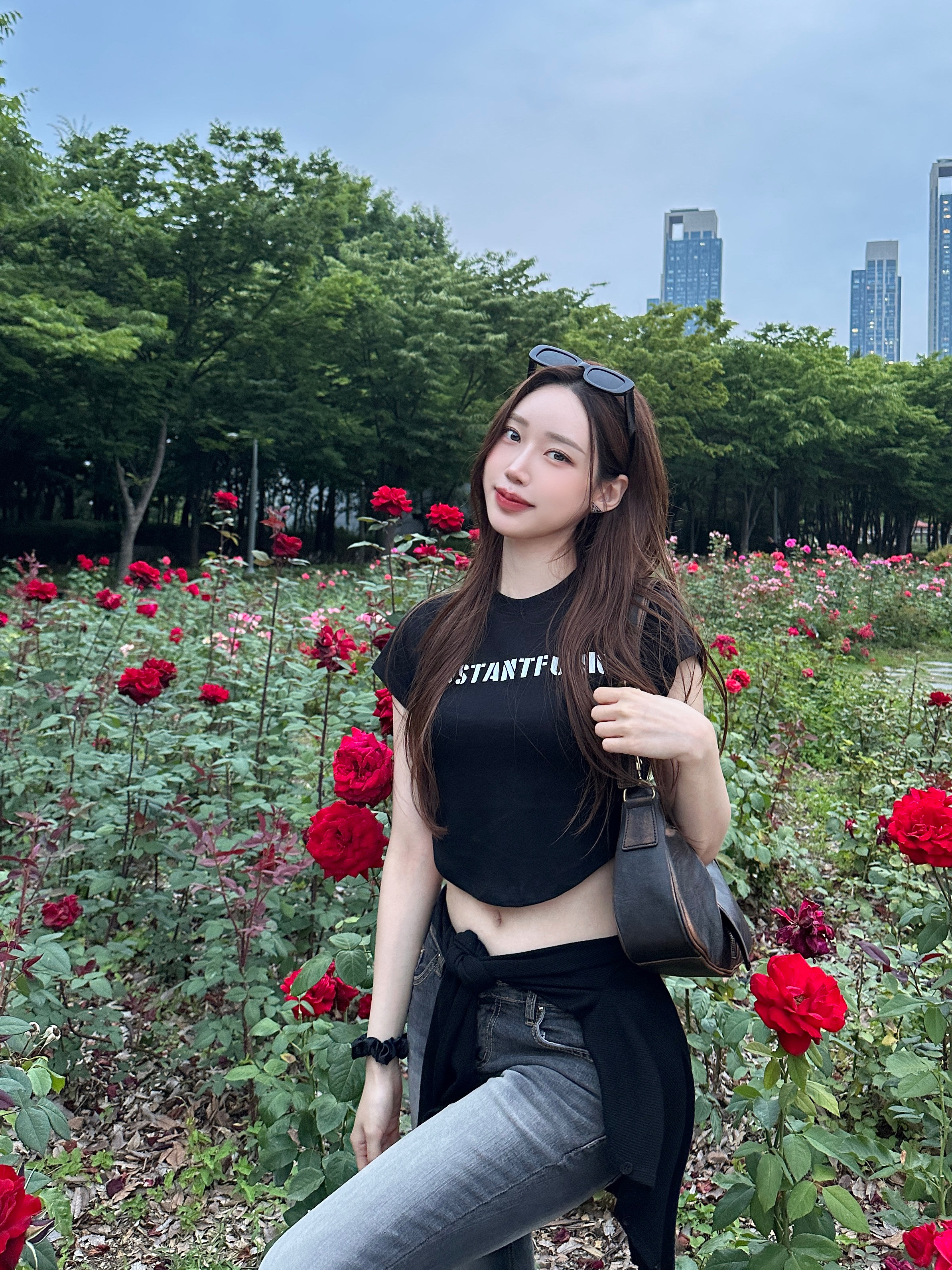 Instantfunk Women Pearl Logo T-Shirt Black 착용 스타일 - 1