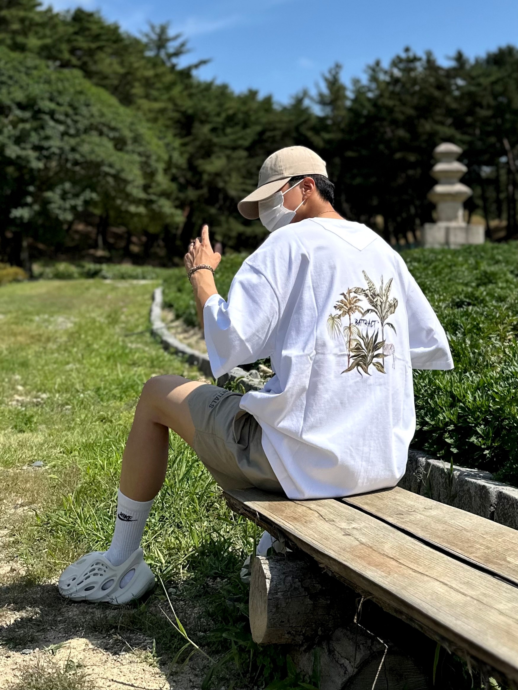 Essentials Volley Shorts Moss - 20SS, Adidas Yeezy Foam RNNR Sand 착용 스타일 - 1