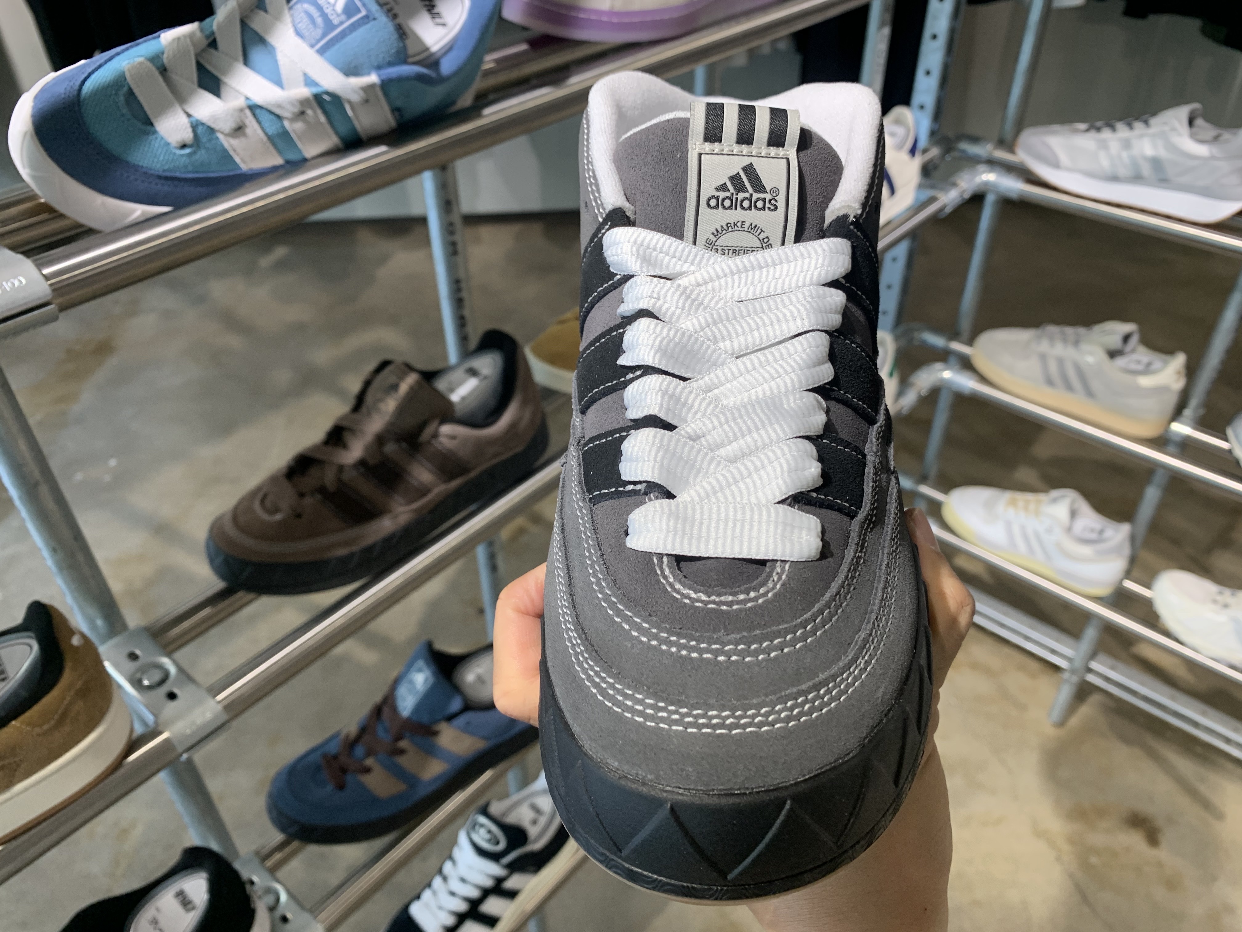 Adidas x YNuK Adimatic Mid Grey Core Black 착용 스타일 - 4