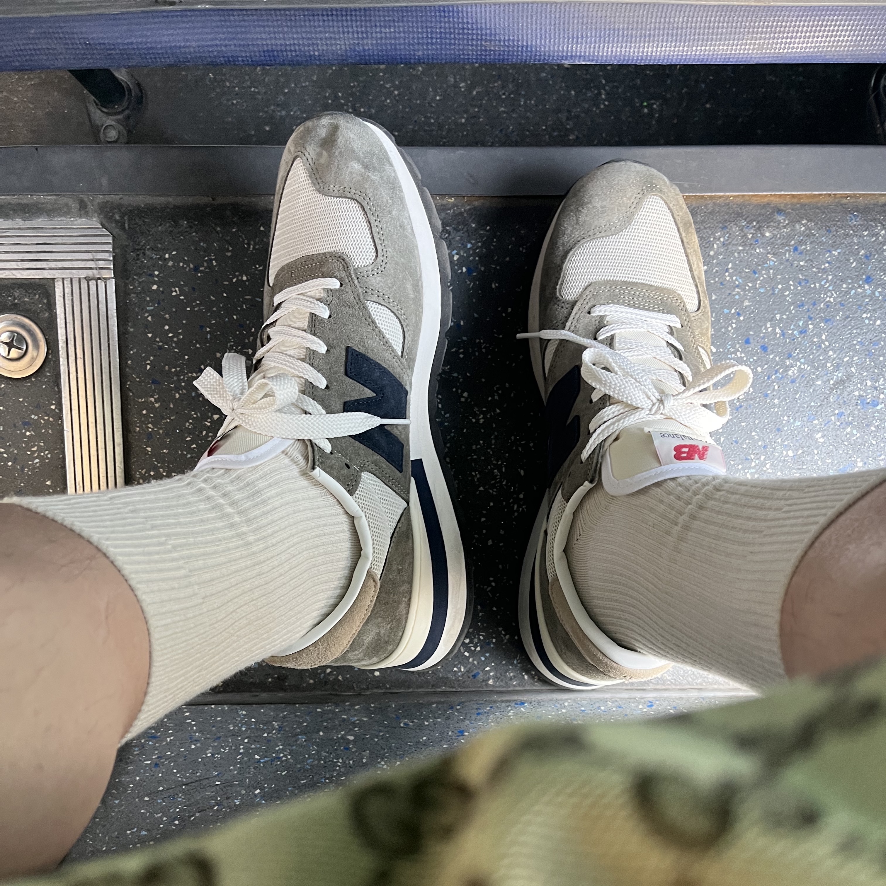 New Balance 990v1 Made in USA Olive 착용 스타일