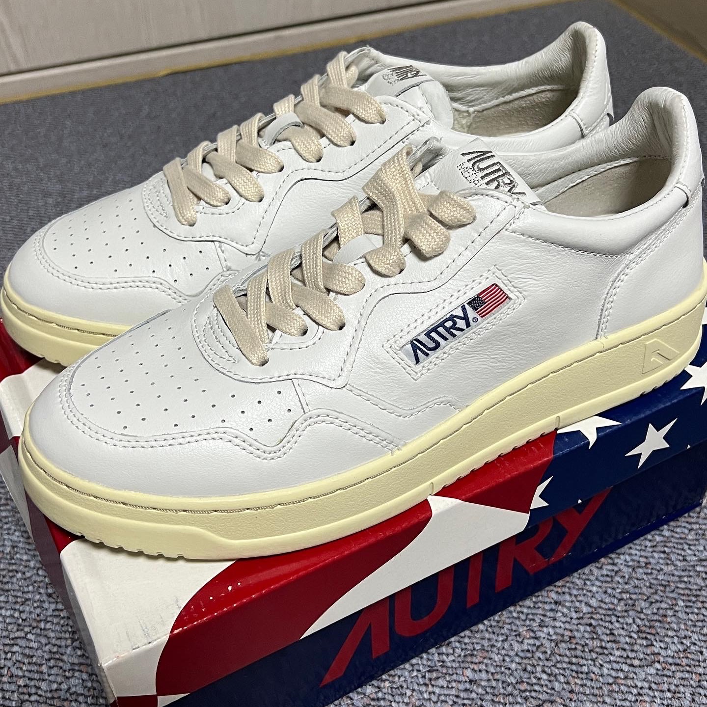 Autry Medalist Low Leather Sneakers White 착용 스타일 - 2