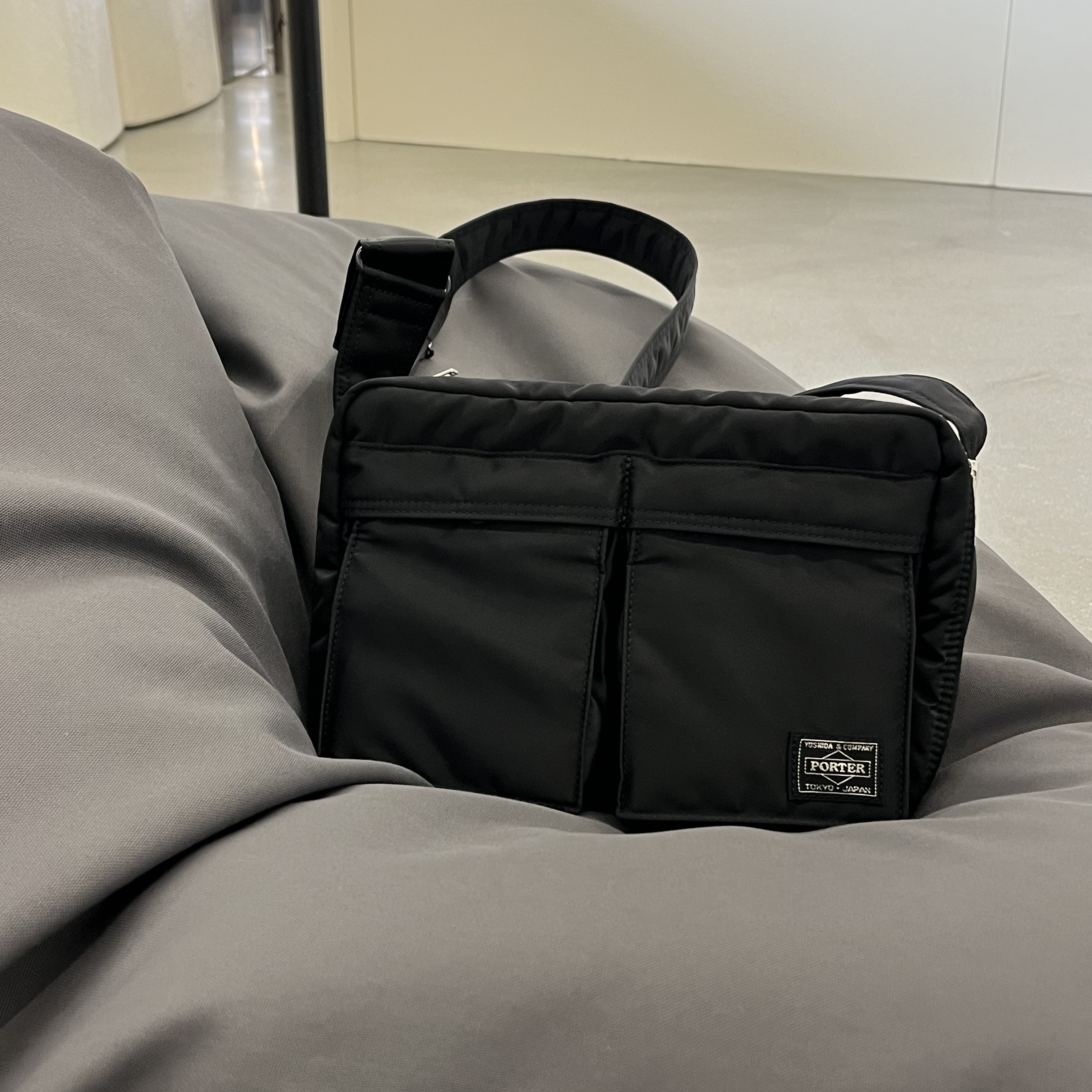 Porter Tanker Shoulder Bag S Black 착용 스타일