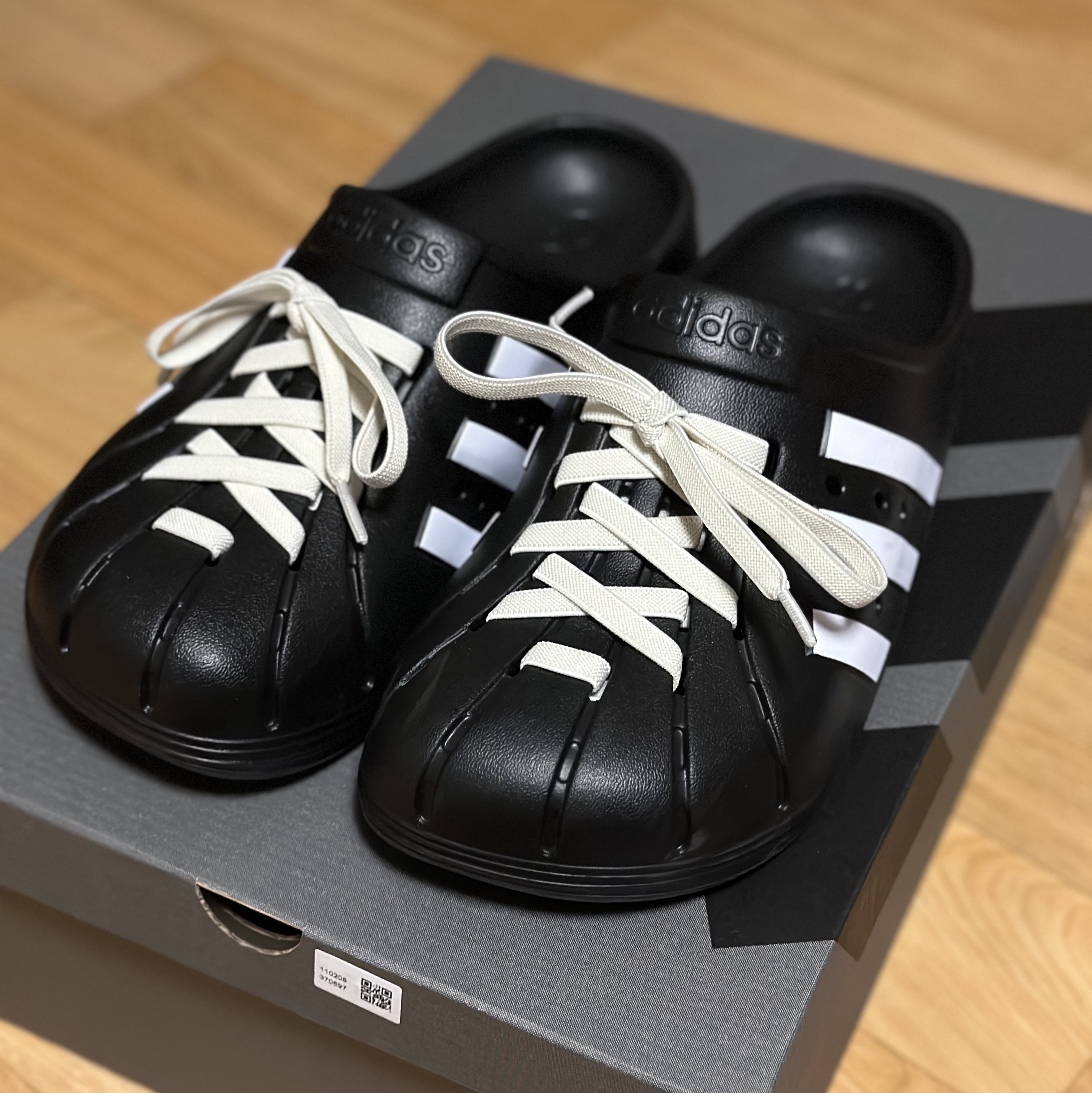 Adidas Adilette Clog Black White 착용 스타일