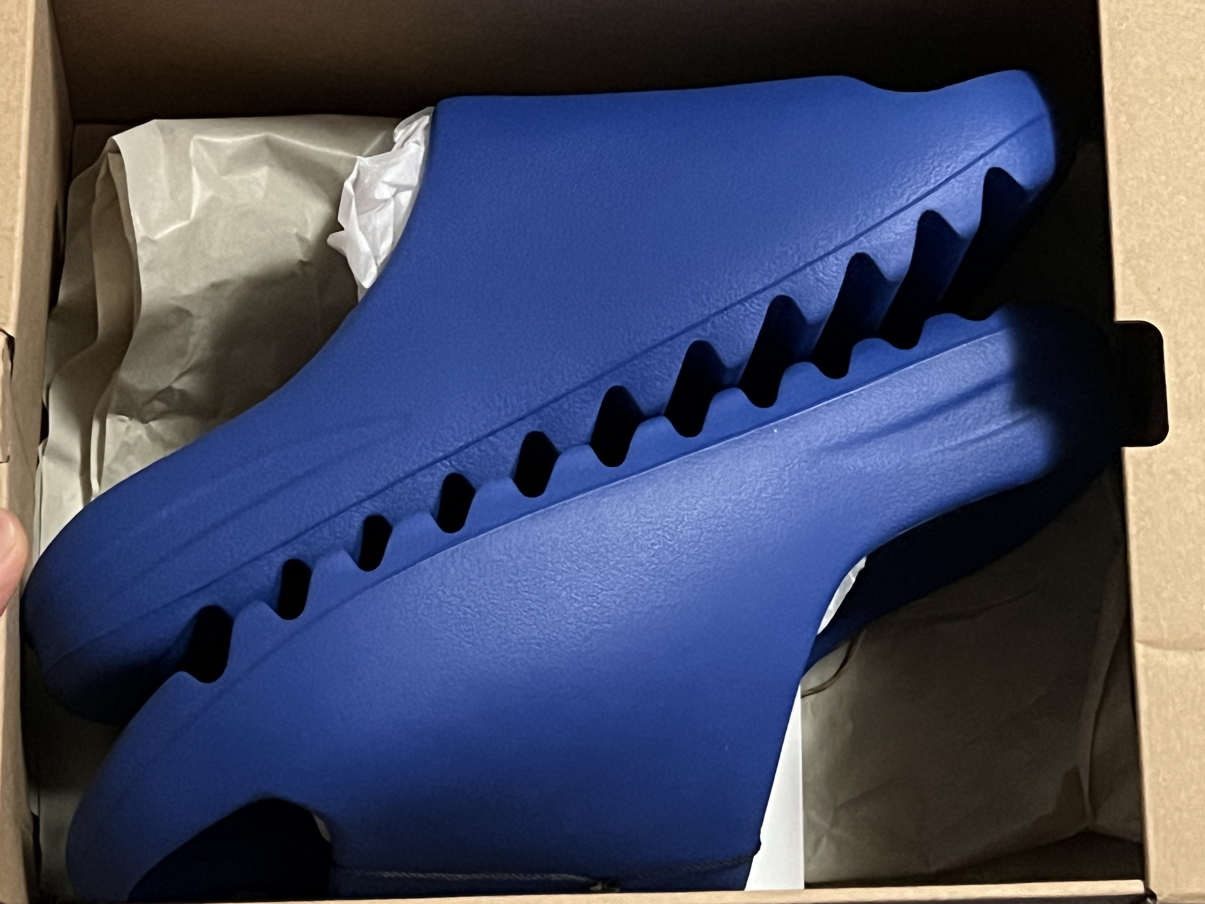 Adidas Yeezy Slide Azure 착용 스타일