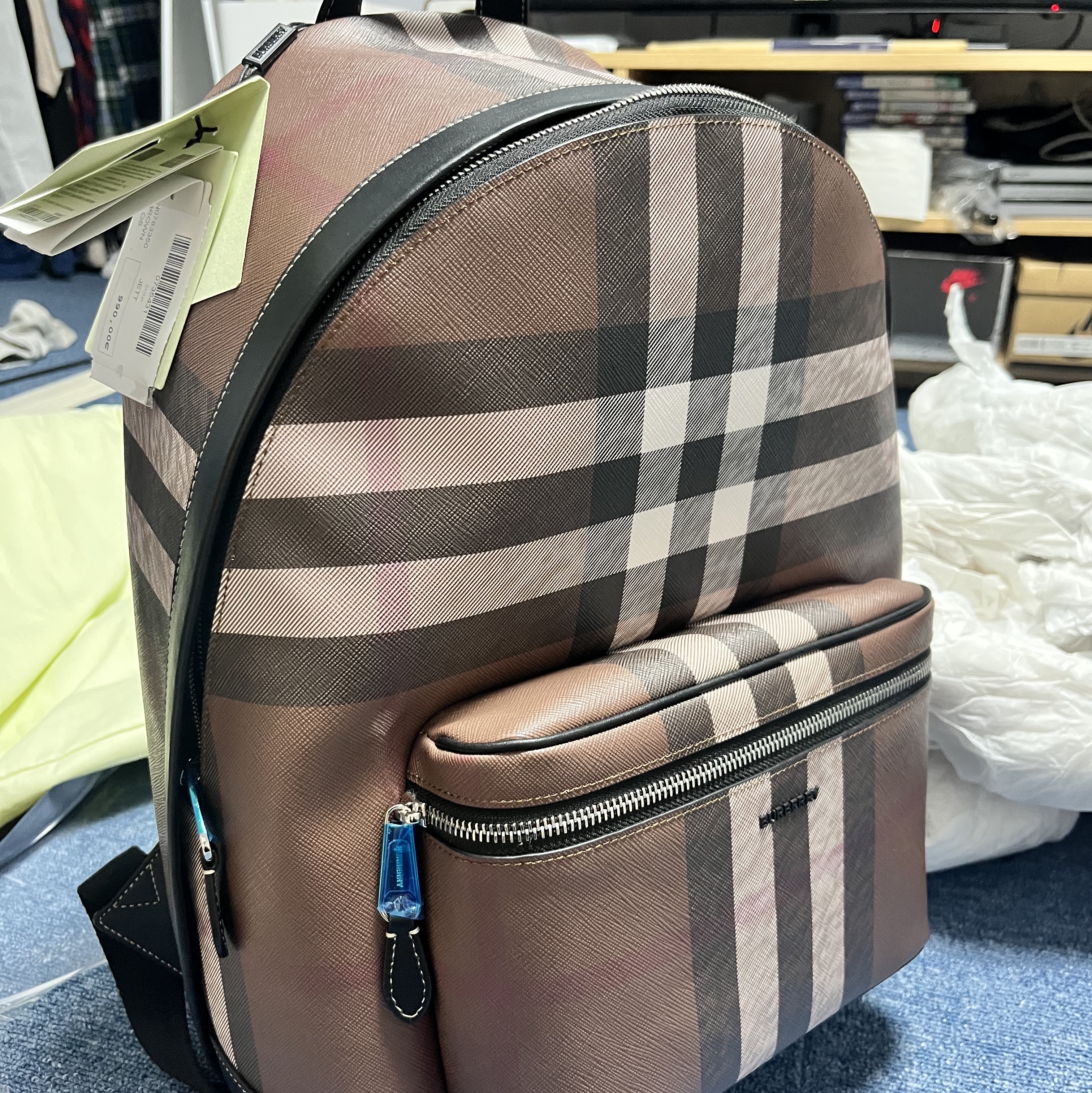 Burberry Check JETT Canvas Backpack Dark Birch Brown 착용 스타일