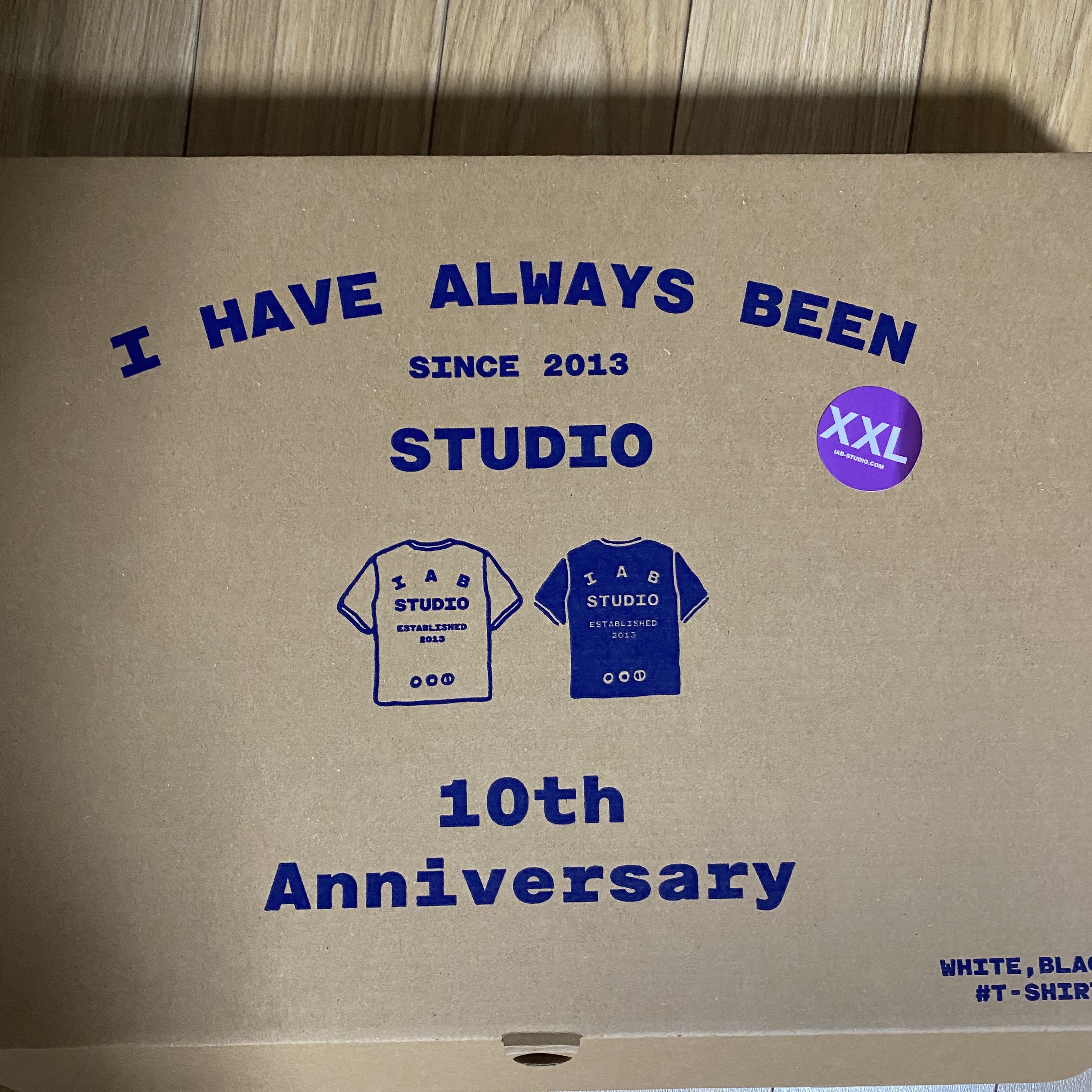 IAB Studio 10th Anniversary T-Shirts Pack White & Black (2 Pack) 착용 스타일