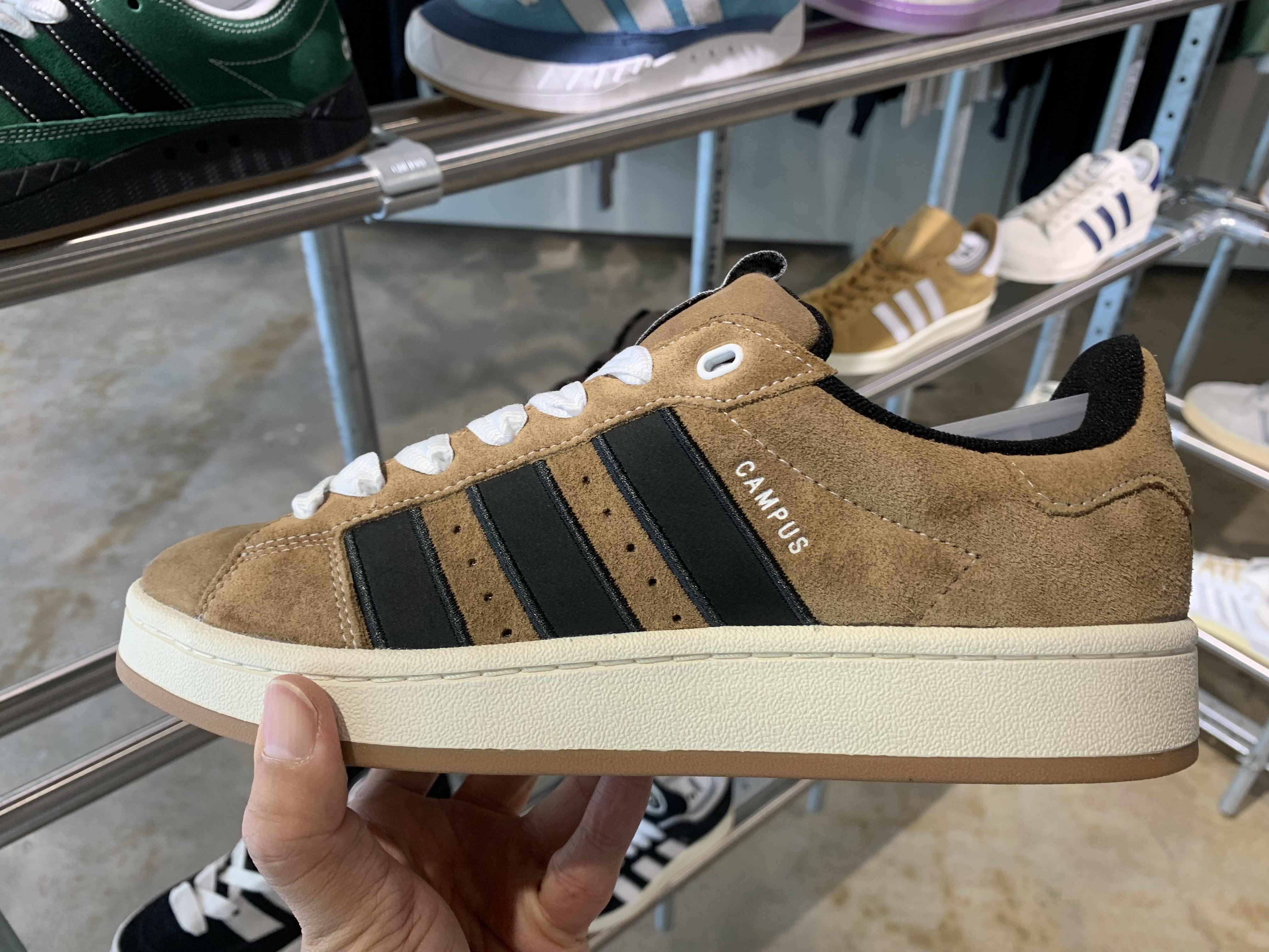 Adidas x YNuK Campus 00s Brown Desert 착용 스타일 - 1