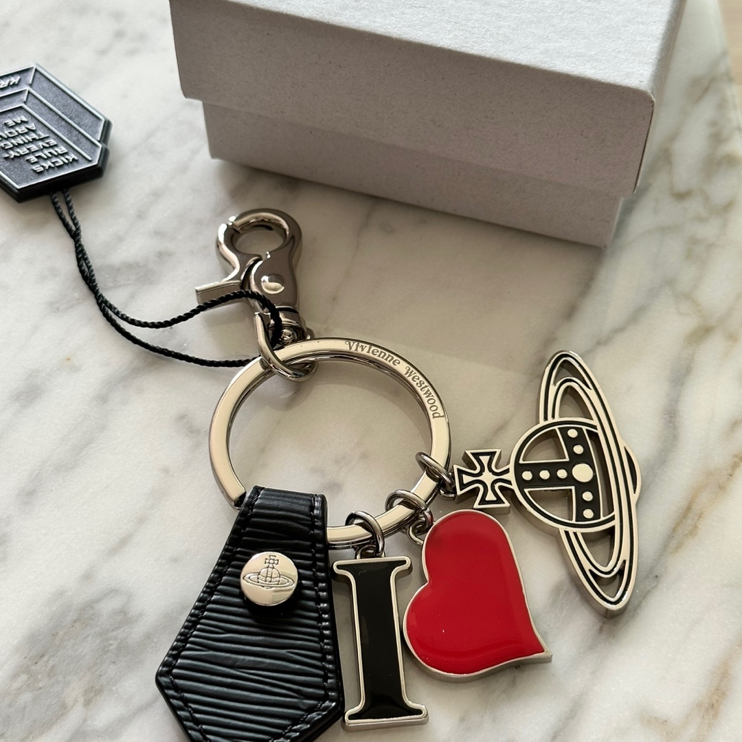 Vivienne Westwood I Love Orb Keyring Black 착용 스타일