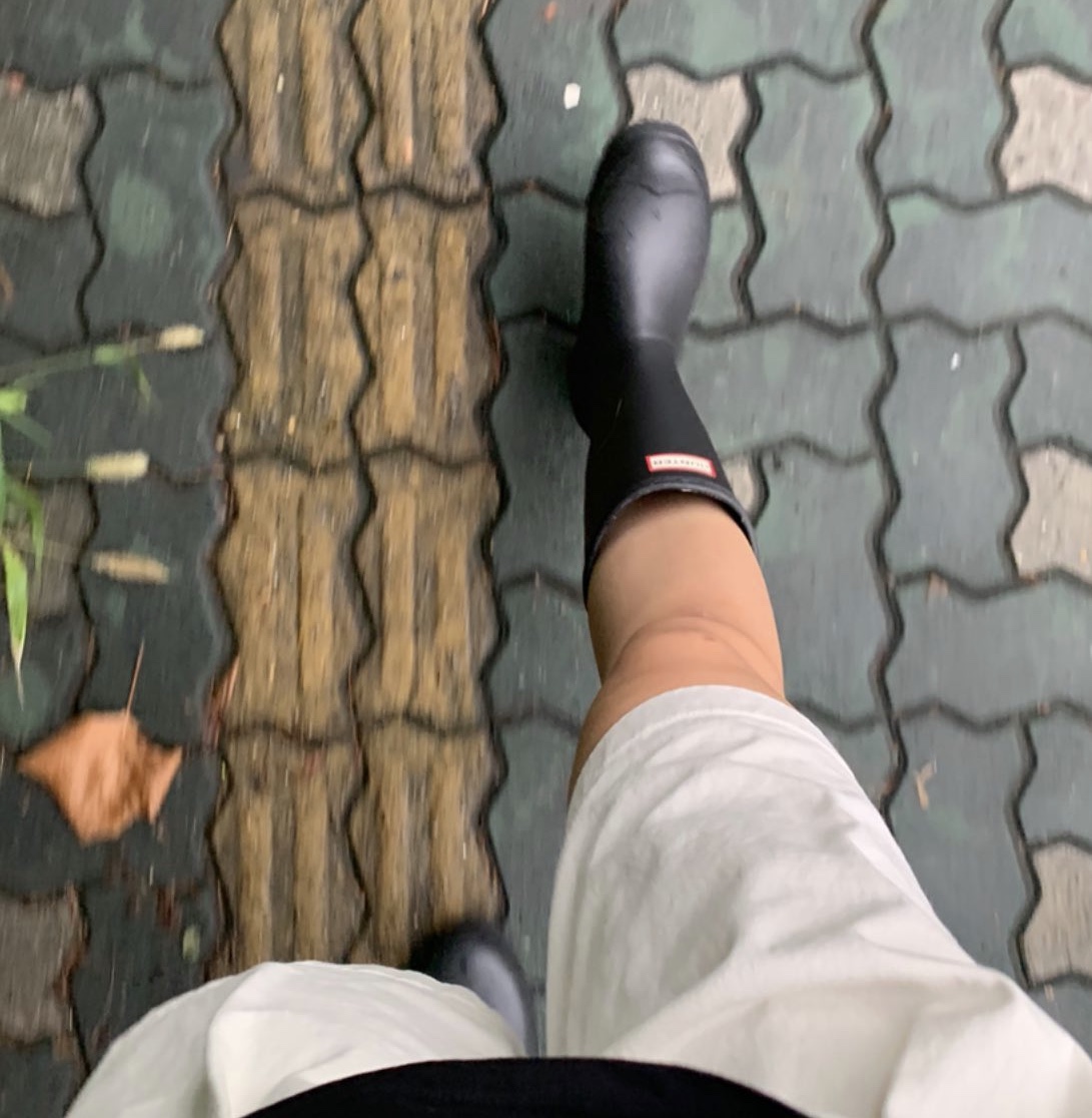 (W) Hunter Play Tall Wellington Rain Boots Black 착용 스타일