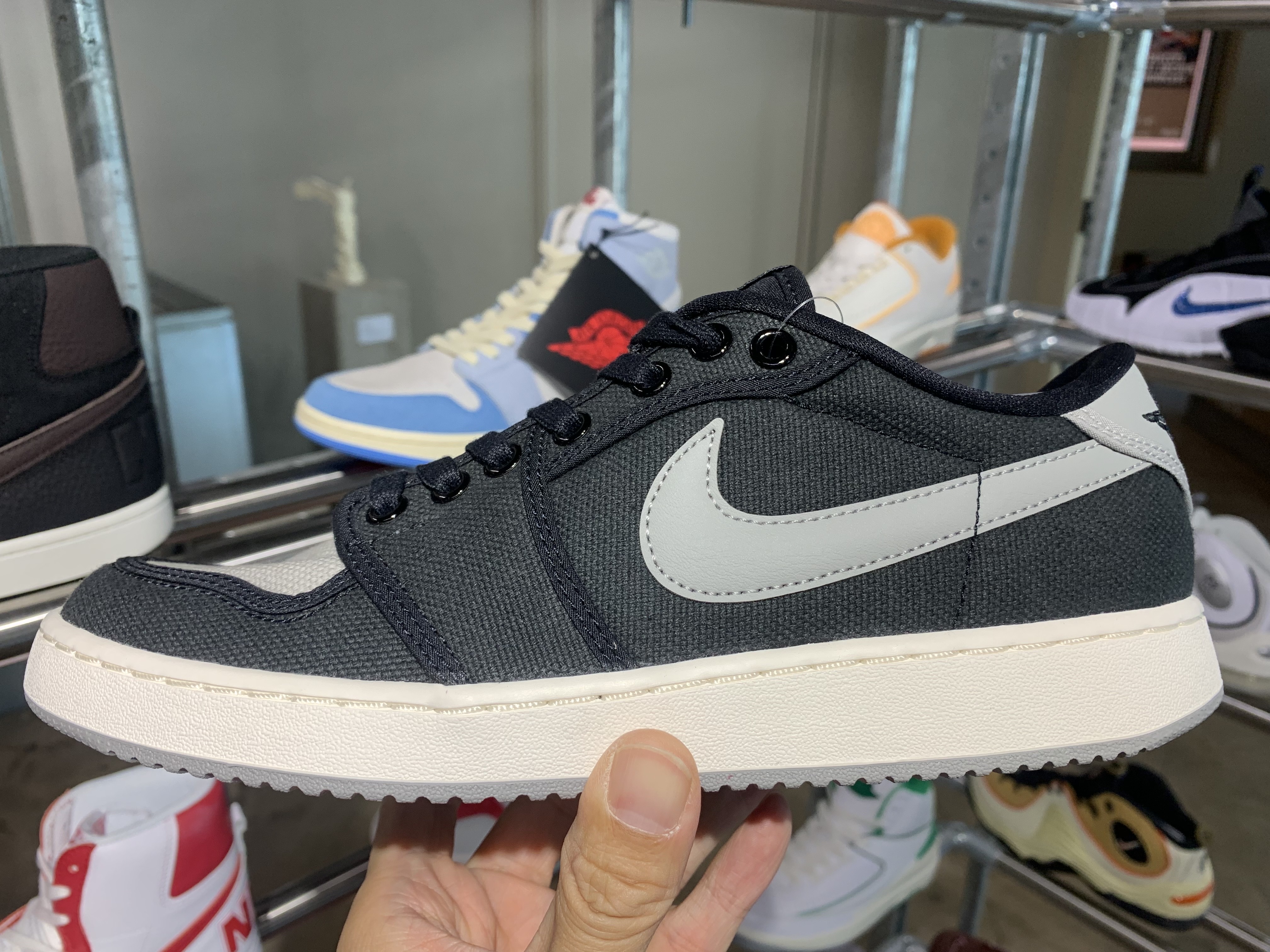 Jordan 1 KO Low Black Medium Grey 착용 스타일 - 1