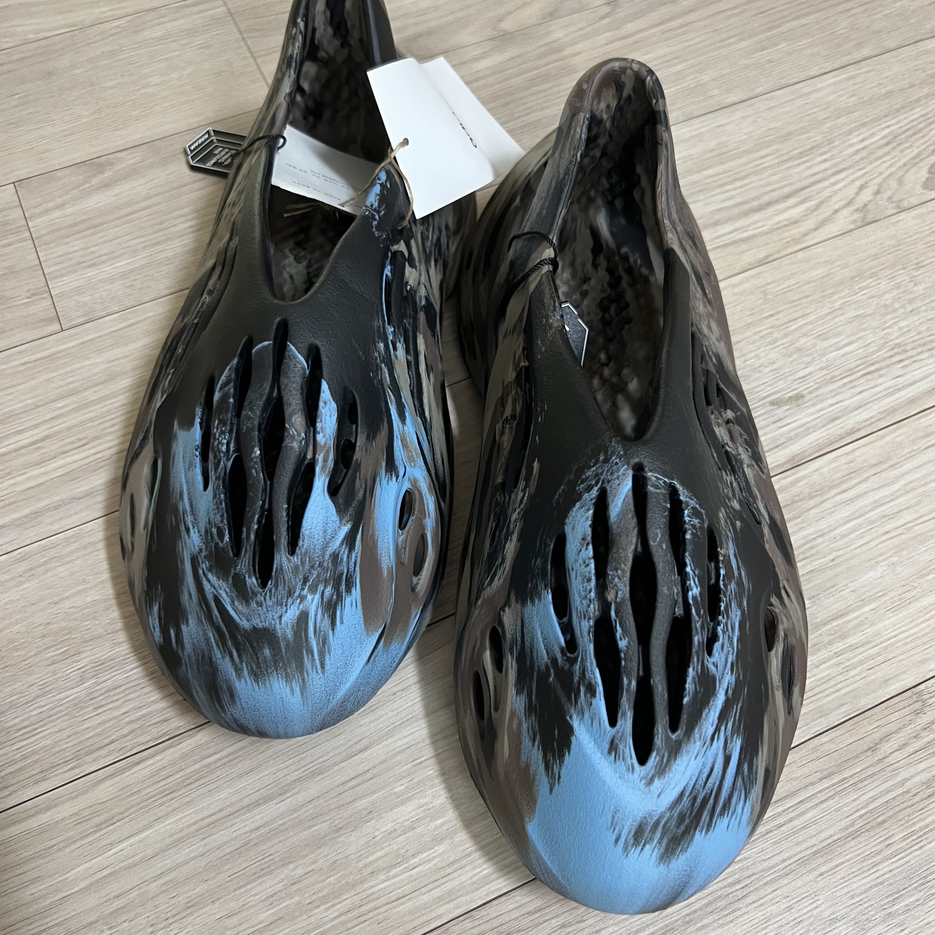 Adidas Yeezy Foam RNNR MX Cinder 착용 스타일 - 2
