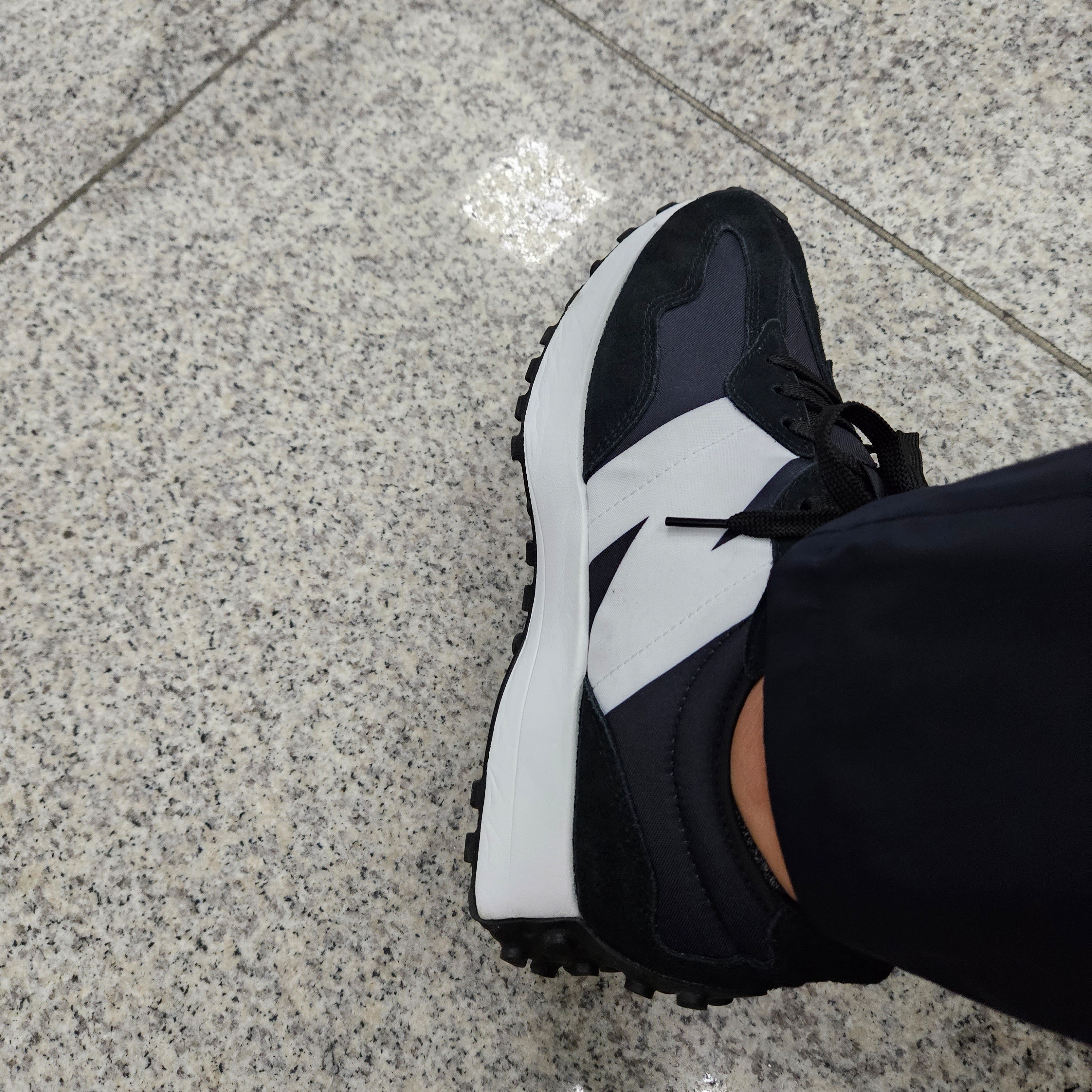 New Balance 327 Black 착용 스타일 - 2