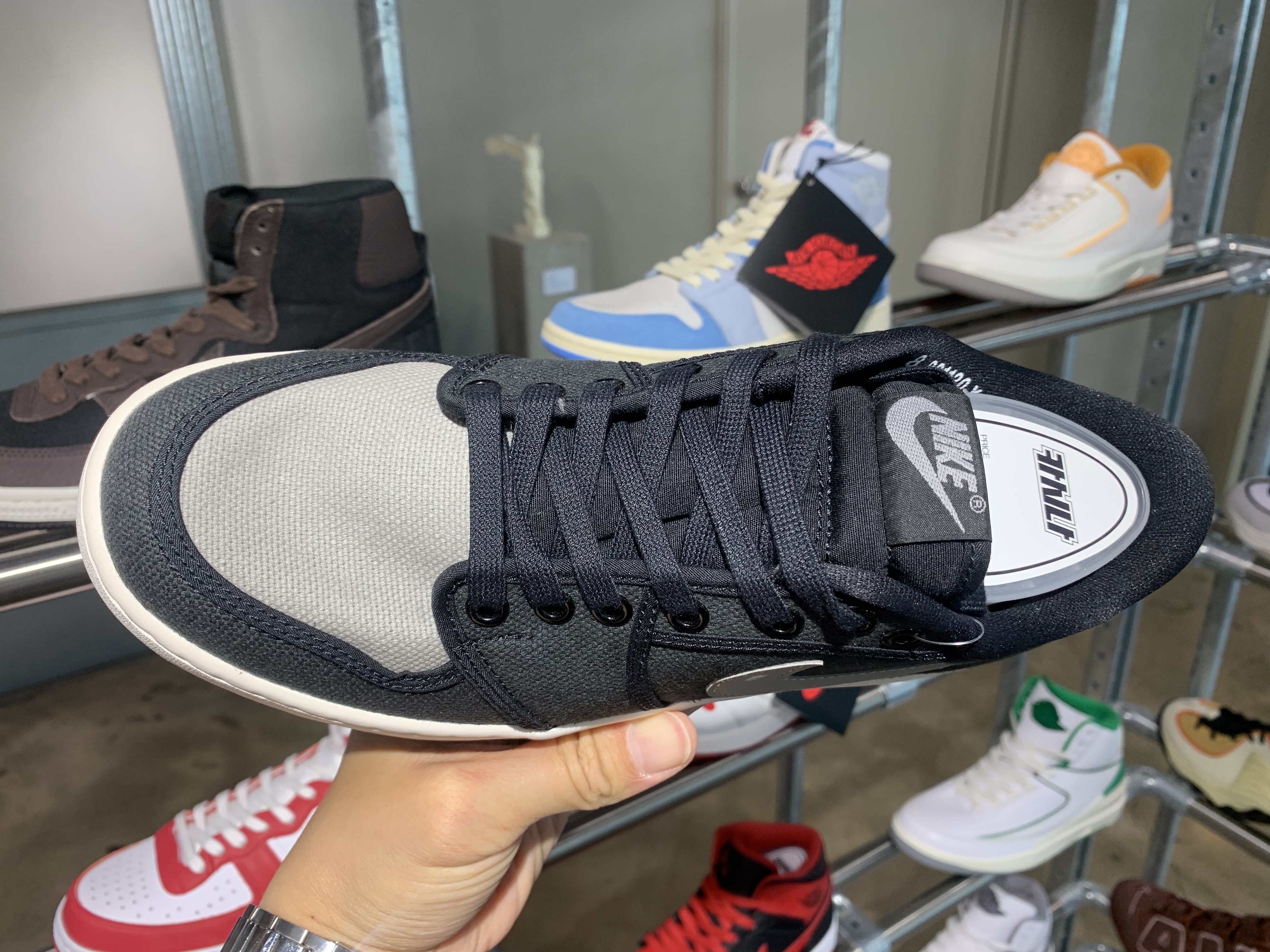 Jordan 1 KO Low Black Medium Grey 착용 스타일 - 3