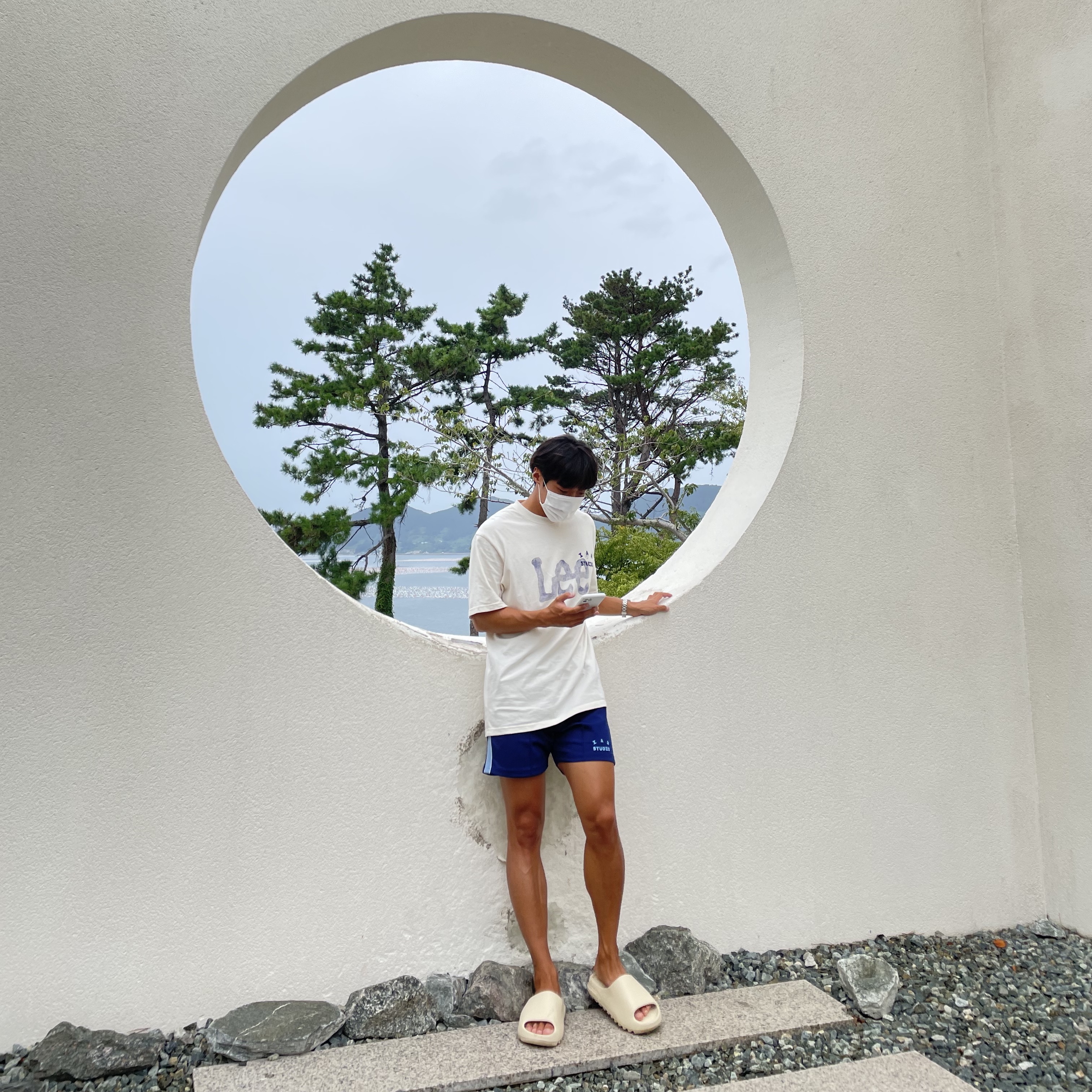 IAB Studio x Lee T-Shirt Oatmeal Ivory, IAB Studio Track Shorts Navy - 21SS 착용 스타일