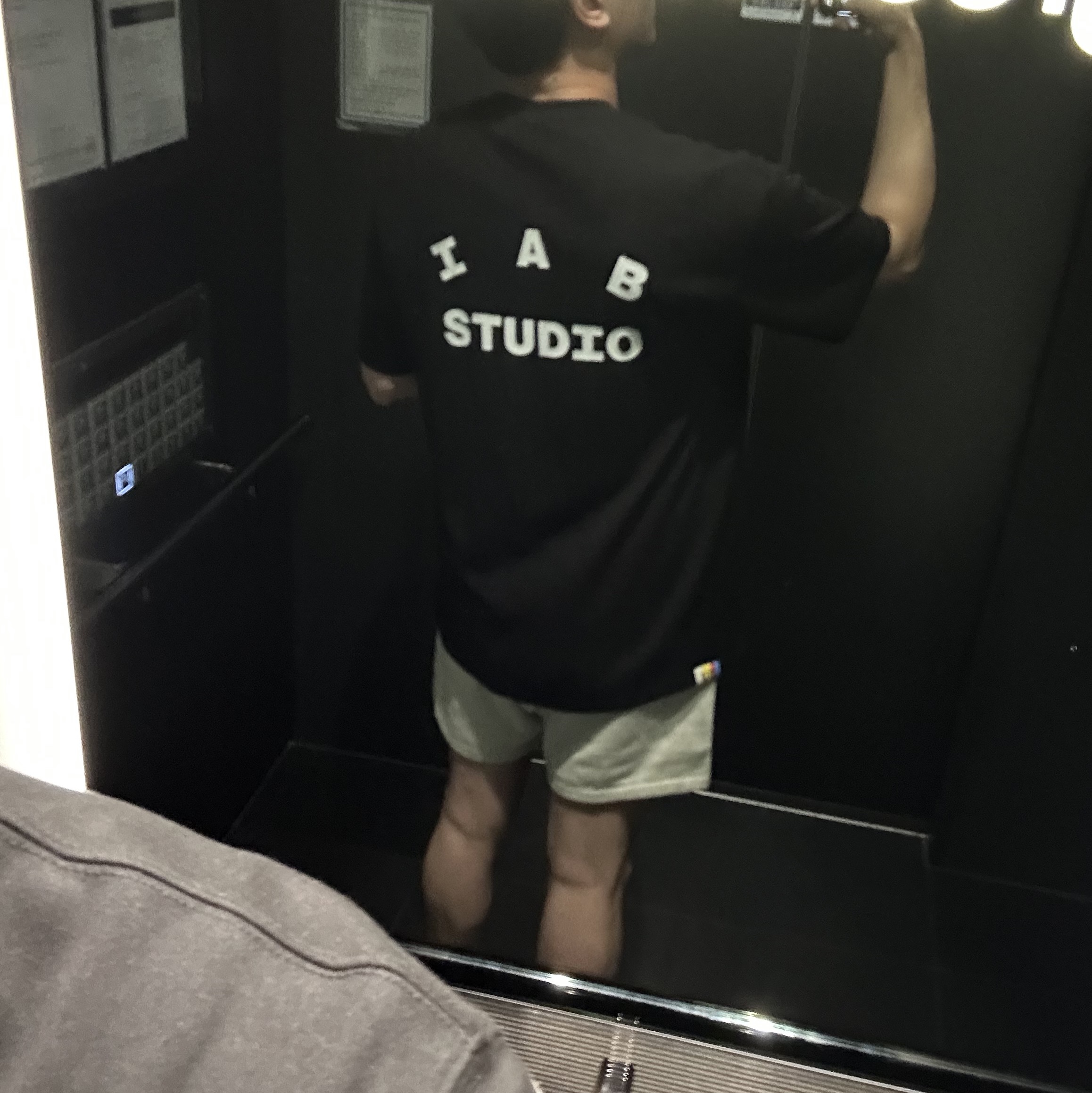 IAB Studio 10th Anniversary T-Shirts Pack White & Black (2 Pack), Essentials The Core Collection Sweatshorts Light Oatmeal 착용 스타일