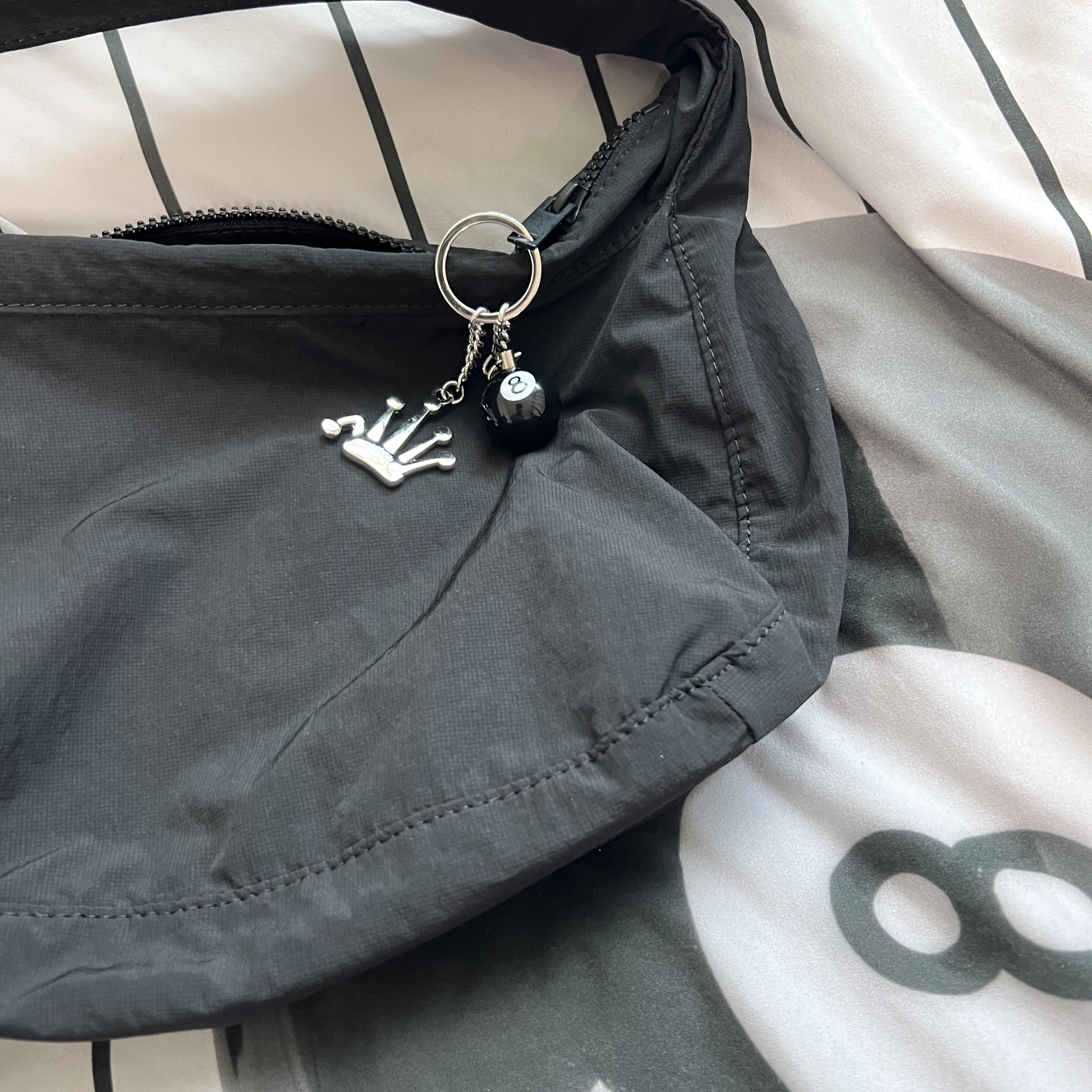 COS Nylon Crossbody Saddle Bag Black, Stussy 8 Ball Keychain Black 착용 스타일
