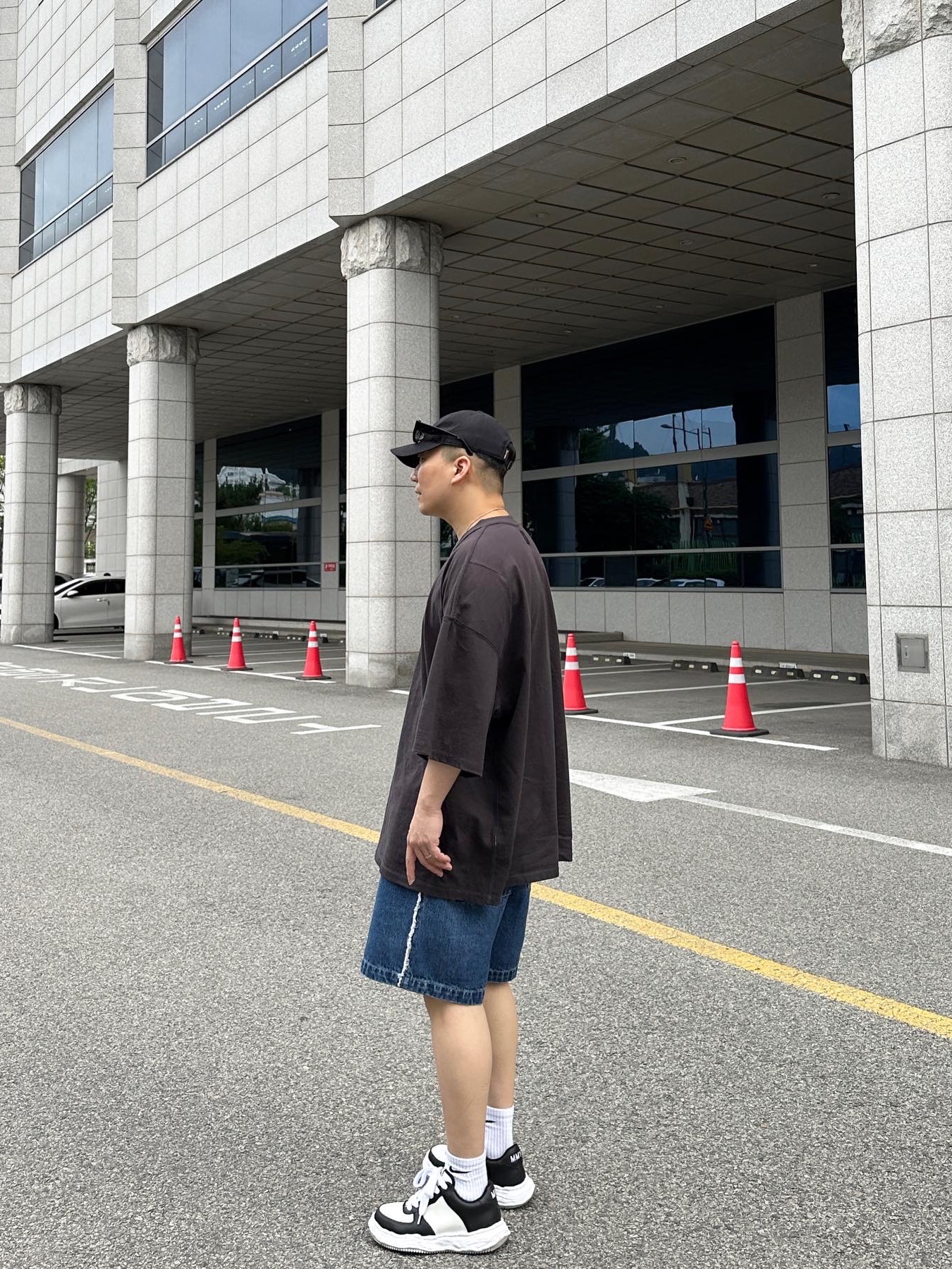 Maison Mihara Yasuhiro Wayne OG Sole Leather Low-top Sneakers Black White 착용 스타일 - 3