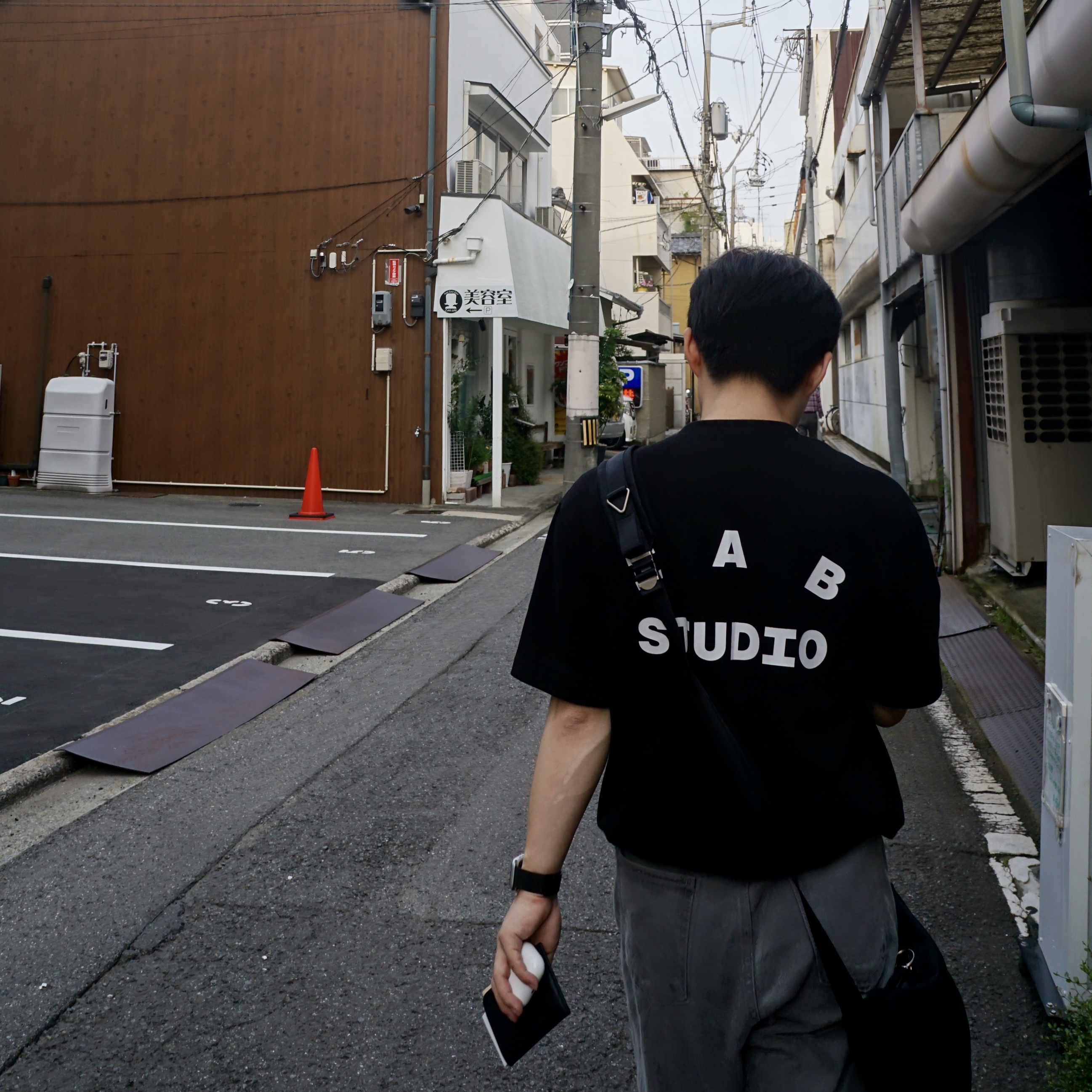 IAB Studio 10th Anniversary T-Shirts Pack White & Black (2 Pack) 착용 스타일