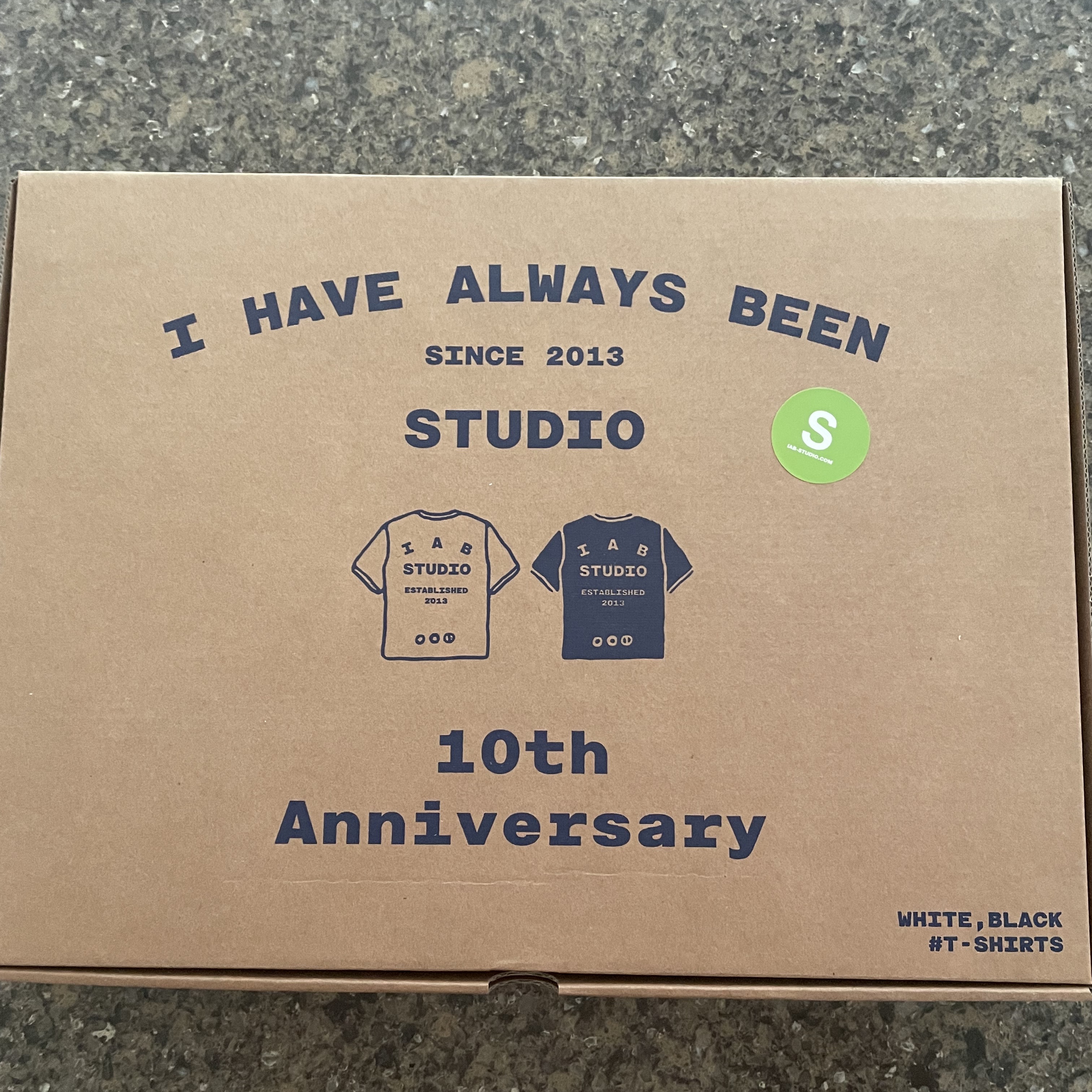 IAB Studio 10th Anniversary T-Shirts Pack White & Black (2 Pack) 착용 스타일