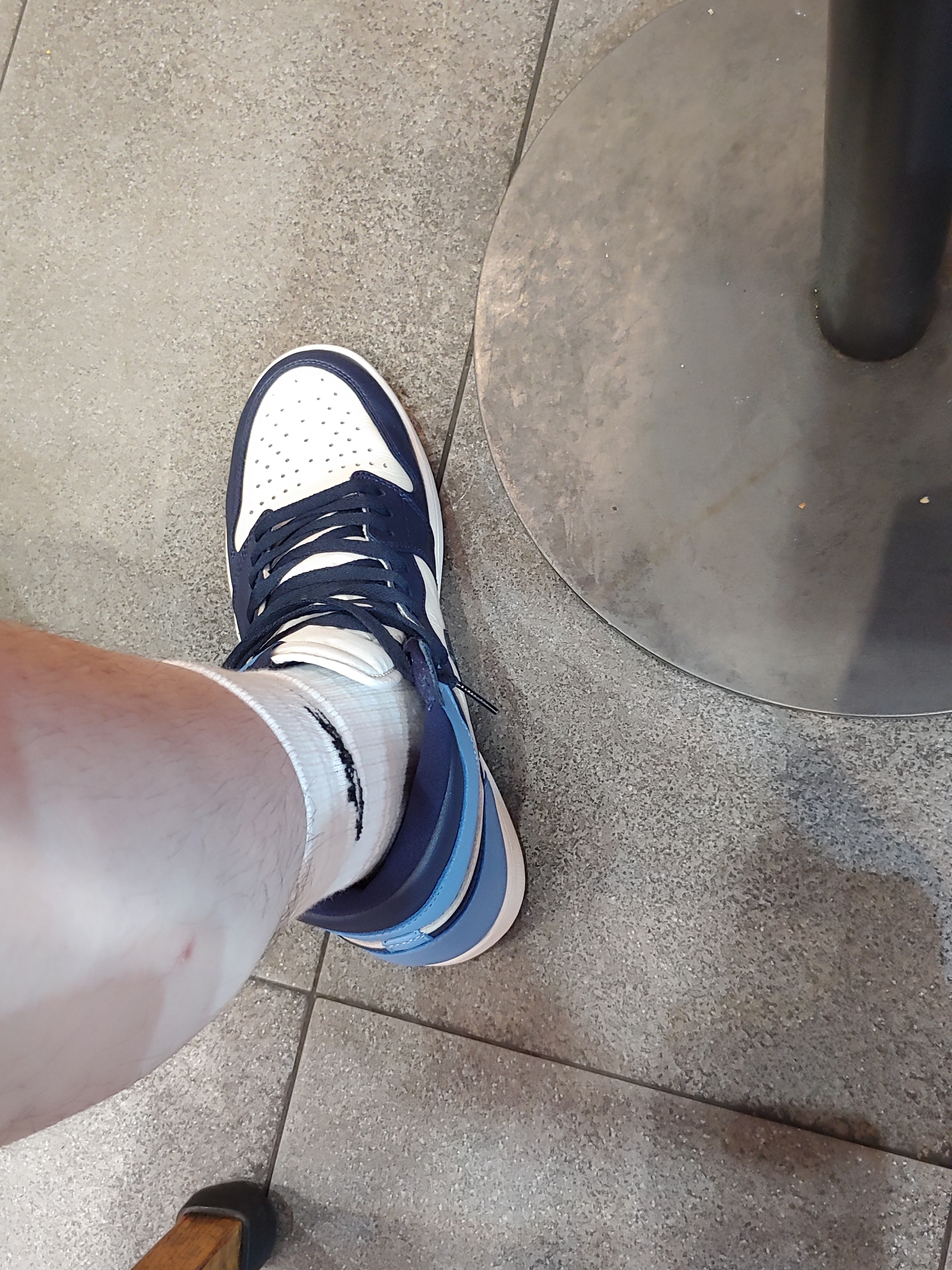 Jordan 1 Retro High Obsidian UNC, Nike NSW Everyday Essential Crew Socks White (3 Pack/Korean Ver.) 착용 스타일 - 2