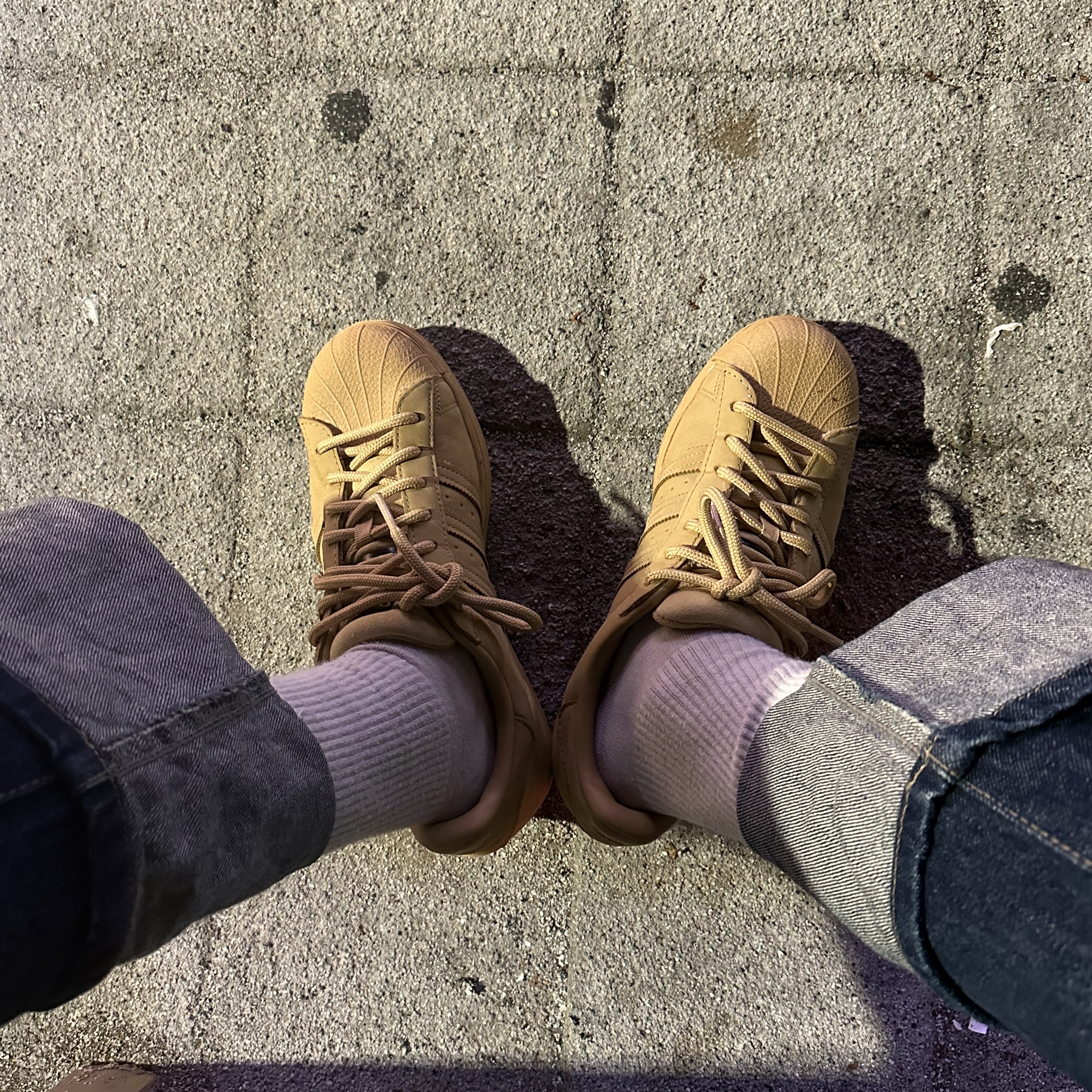 Adidas Superstar Golden Beige 착용 스타일